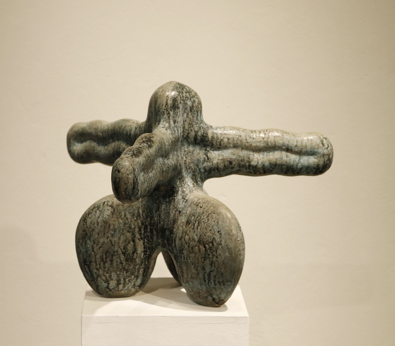 Một tác phẩm gốm điêu khắc trong triển lãm Phồn 2 của Lê Anh Vũ