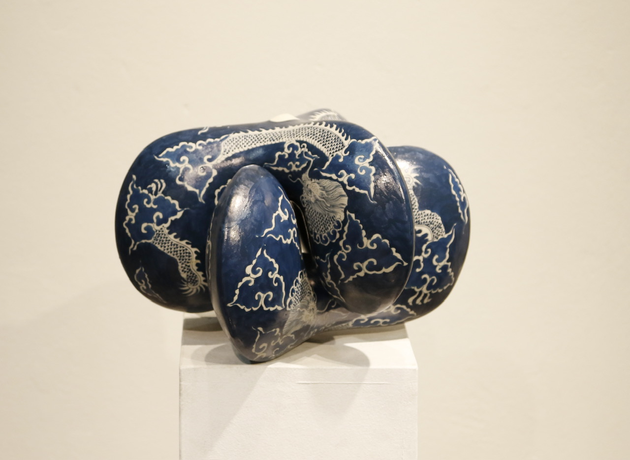 Sự kết hợp thú vị của hoa văn truyền thống và tạo hình đương đại trong điêu khắc gốm Lê Anh Vũ
