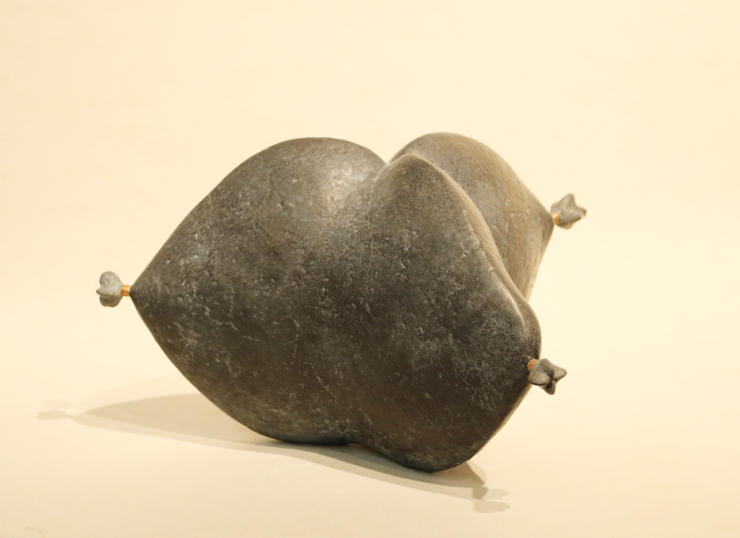Một tác phẩm điêu khắc được Lê Anh Vũ thể hiện gốm có thể diễn được chất kim loại