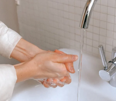 Cần rửa tay thường xuyên bằng nước với xà phòng trong ít nhất 20 giây để phòng ngừa các bệnh lây qua đường hô hấp