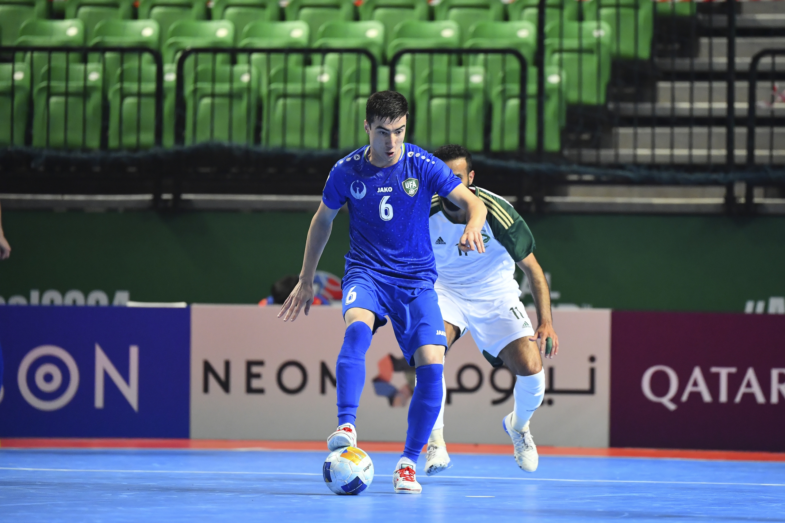 Đội tuyển Uzbekistan (áo xanh) vào tứ kết với thành tích ấn tượng, 3 trận toàn thắng ở vòng bảng