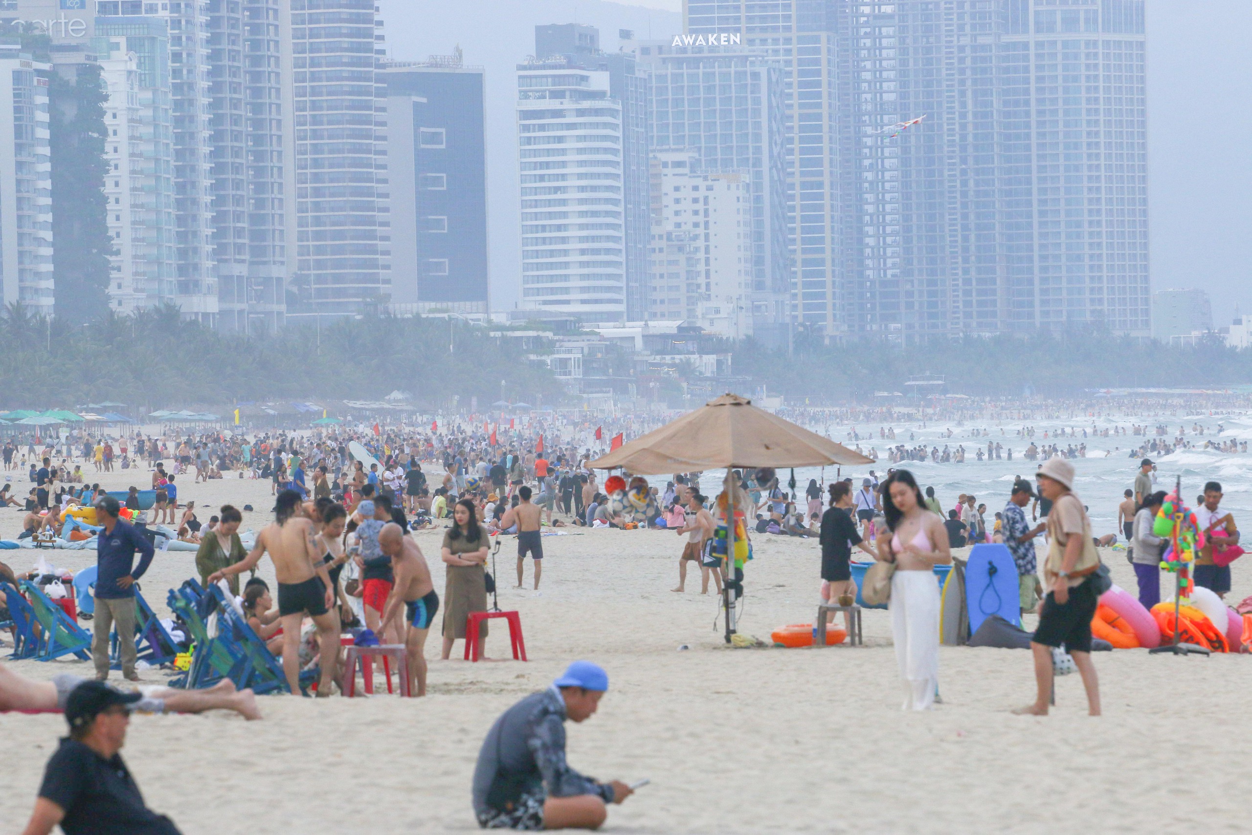 Thời tiết nắng nóng gay gắt, nền nhiệt ngoài trời từ 36 - 40 độ C, người dân và du khách đổ xô ra bãi biển để vui chơi, tắm biển... giải nhiệt