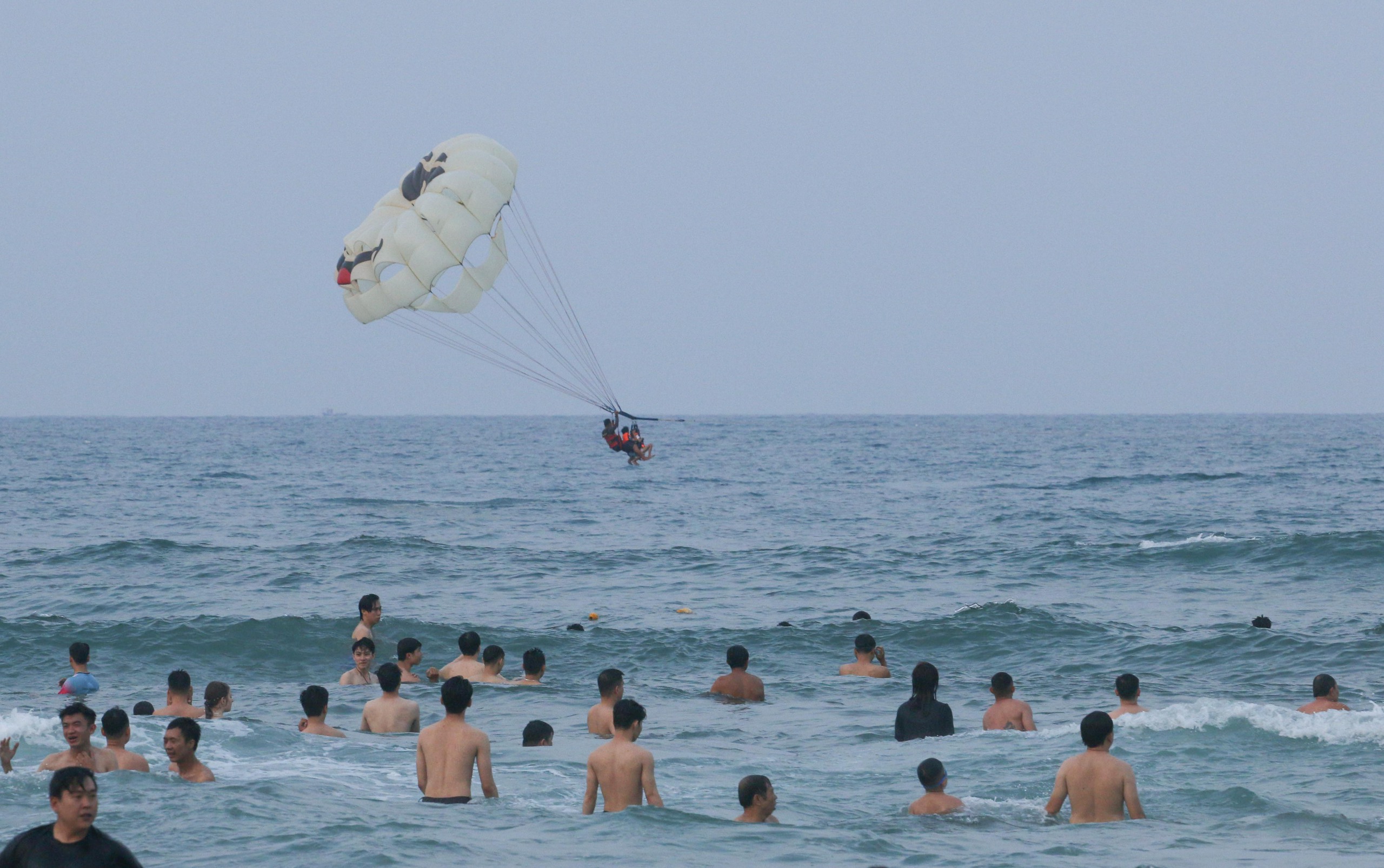 Du khách thích thú trải nghiệm các hoạt động, trò chơi mạo hiểm trên biển Đà Nẵng. Đặc biệt dịch vụ cano dù bay thu hút đông đảo du khách trẻ trải nghiệm ngắm thành phố từ trên cao