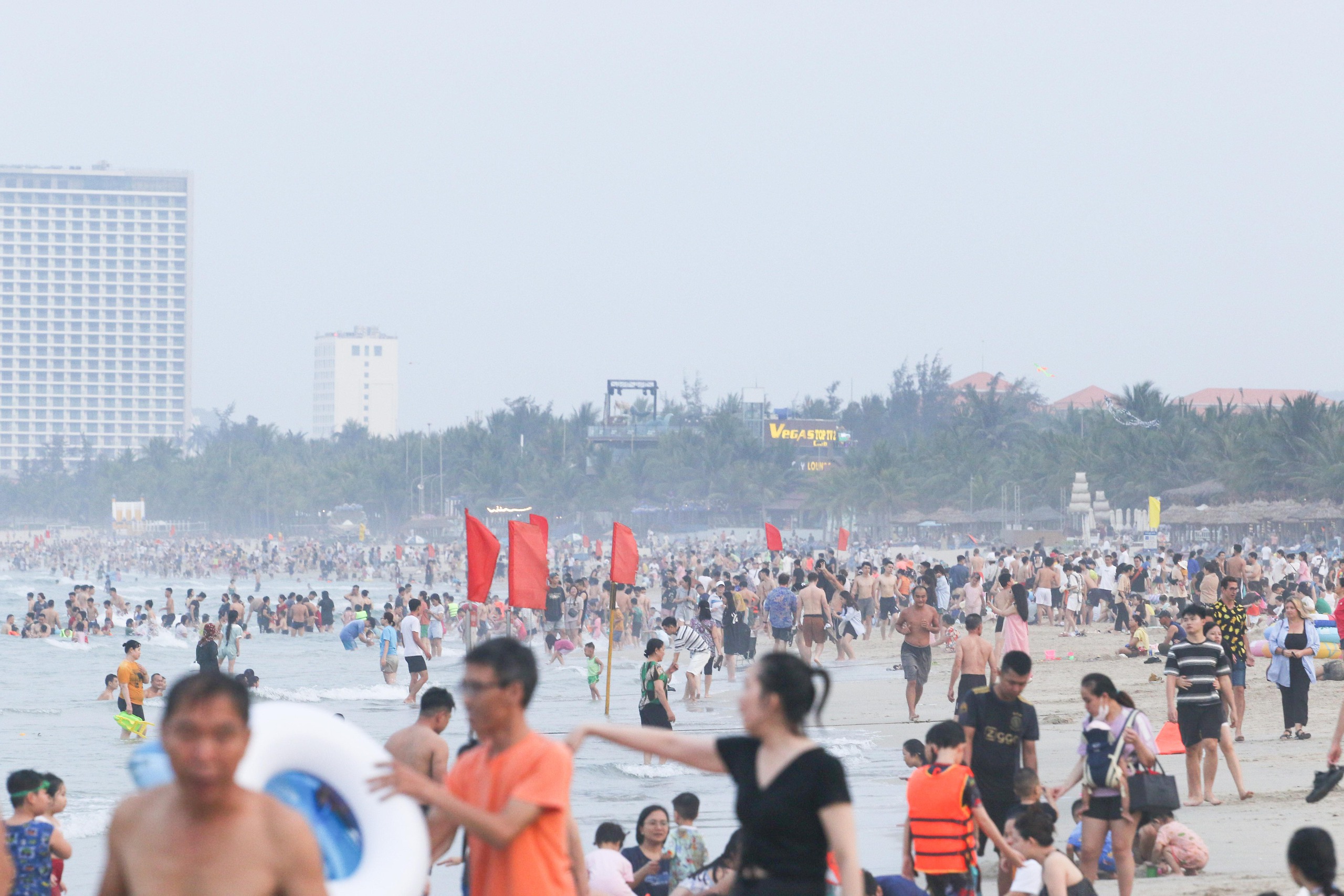 Đà Nẵng tổ chức chương trình “khai trương mùa du lịch biển Đà Nẵng 2024” với chủ đề “Sóng mùa hè”, nhiều hoạt động hấp dẫn với mong muốn mang đến cho người dân, du khách những trải nghiệm đáng nhớ