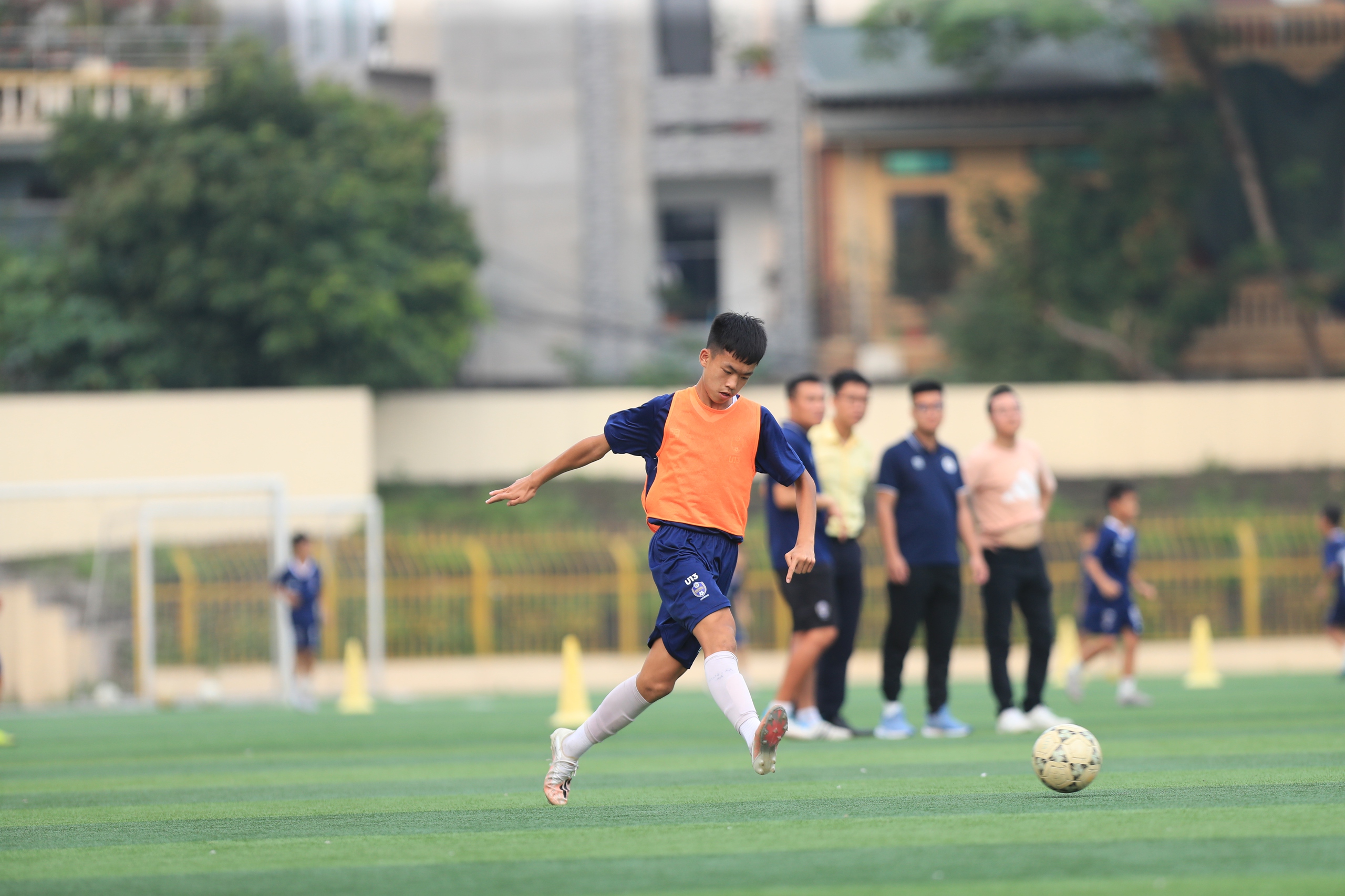 Bên trong trung tâm bóng đá 'độc lạ', nơi con trai Thành Lương nuôi giấc mơ thành cầu thủ- Ảnh 4.