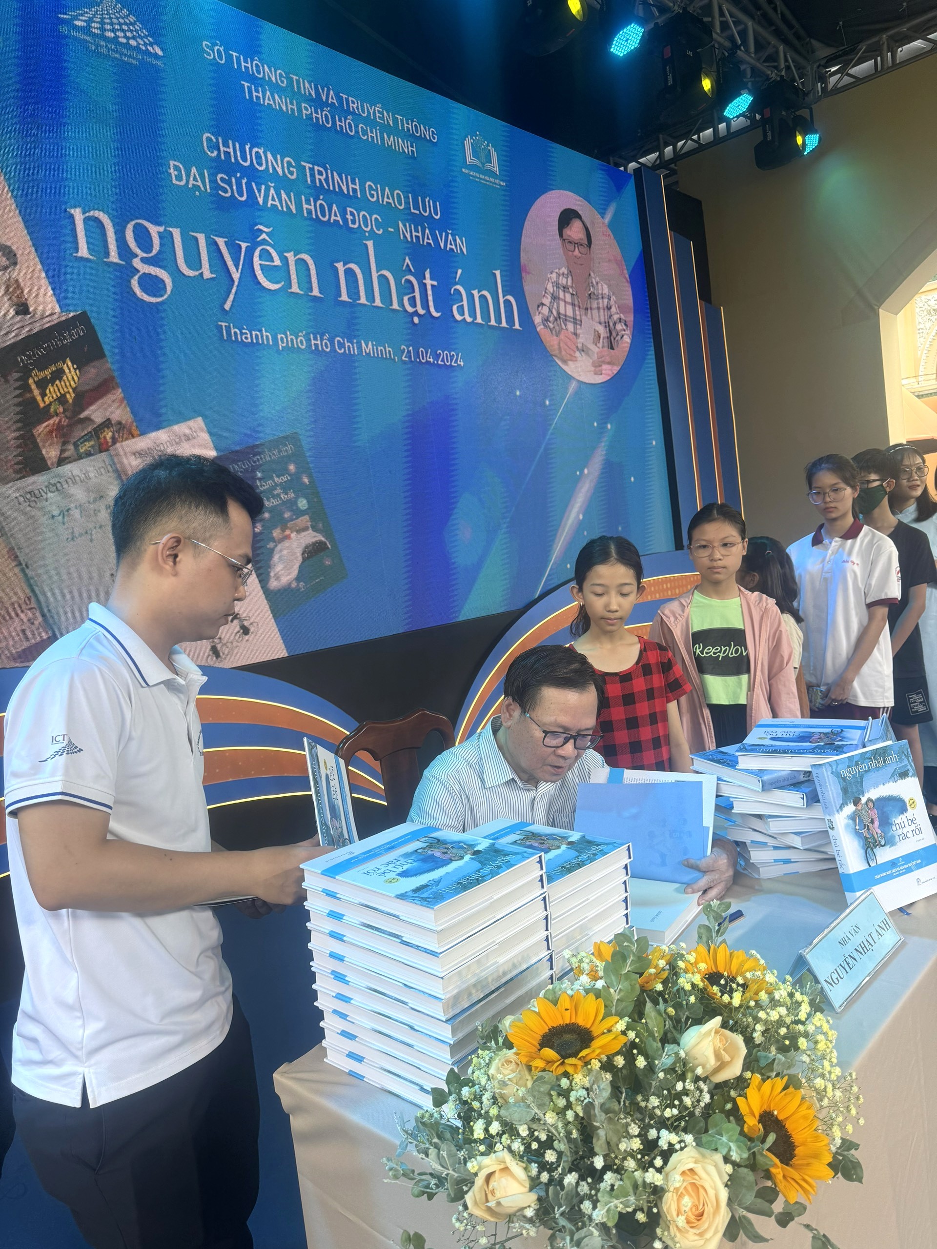 Penulis Nguyen Nhat Anh: 'Jika film dapat dipertahankan seperti ceritanya, saya akan menjadi asisten... sutradara' - Foto 6. Nhà văn - đại sứ Văn hóa đọc TP.HCM Nguyễn Nhật Ánh ký tặng độc giả