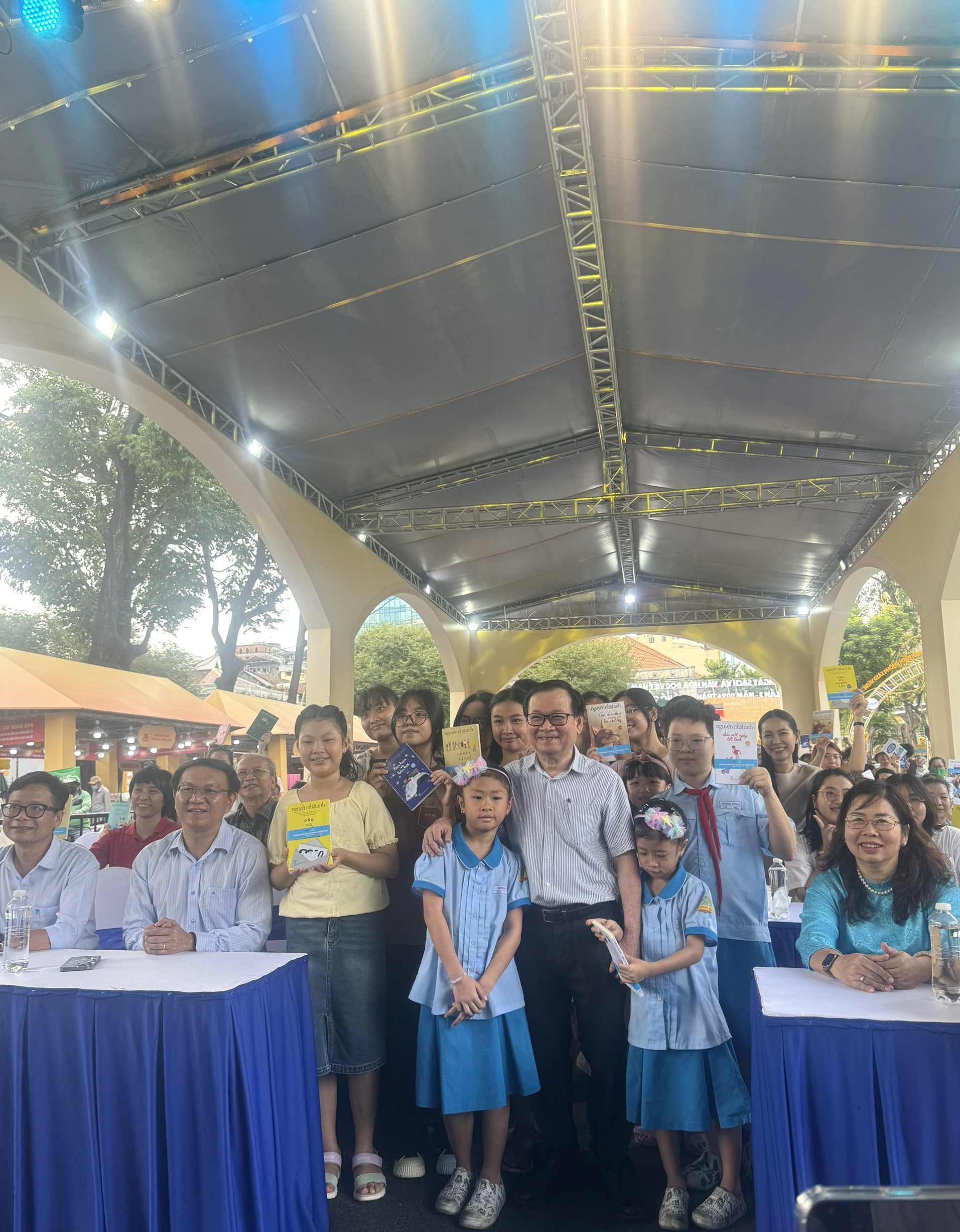 Penulis Nguyen Nhat Anh: 'Jika film dapat dipertahankan seperti ceritanya, saya akan menjadi asisten... sutradara' - Foto 7. Nhà văn Nguyễn Nhật Ánh trong vòng tay các độc giả nhỏ tuổi