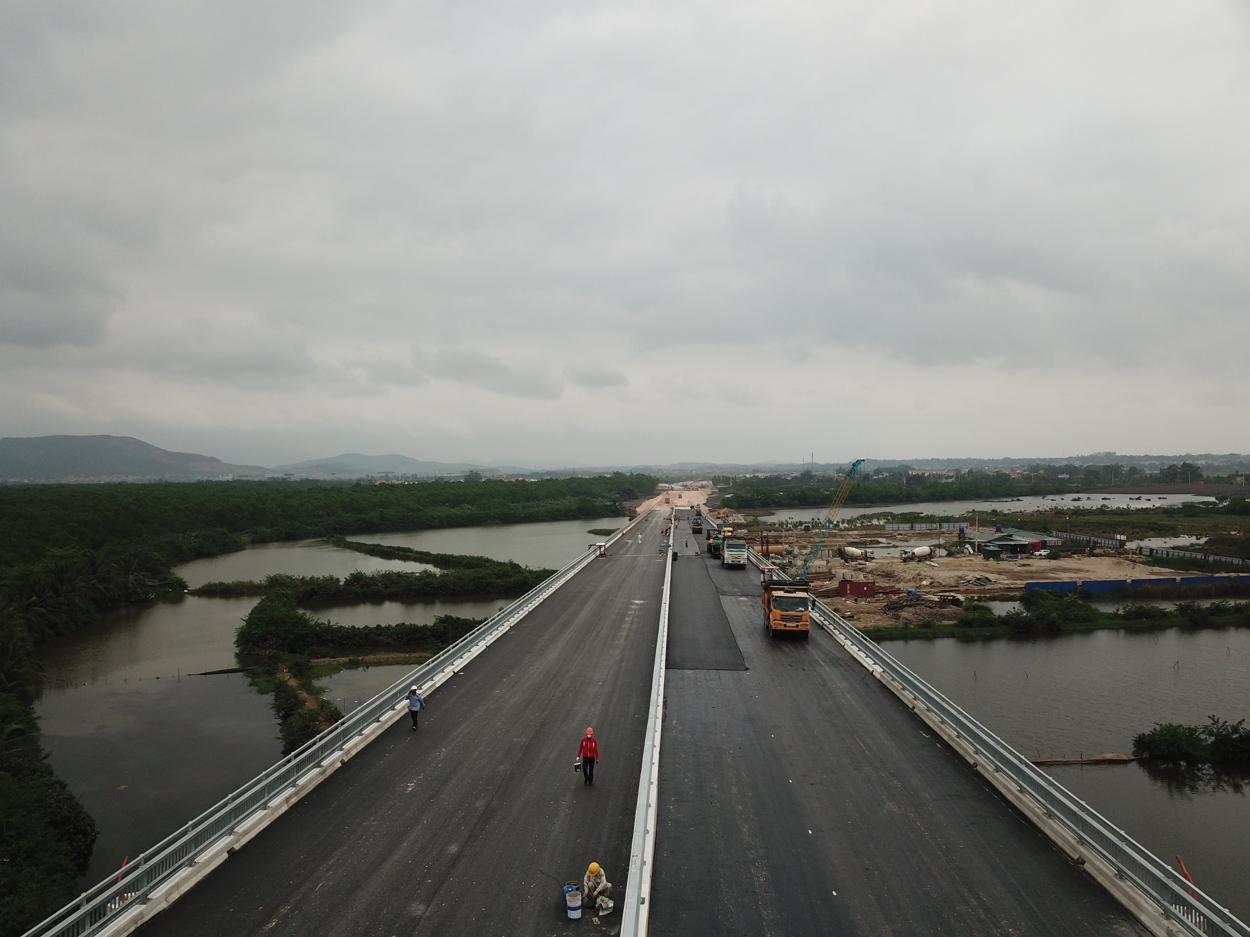 Dự án Đường dẫn cầu bến Rừng thuộc địa phận tỉnh Quảng Ninh dài 2,3 km và nút giao với tổng mức đầu tư 356 tỉ đồng sử dụng ngân sách tỉnh Quảng Ninh, dự kiến sẽ hoàn thành cùng với cầu Bến Rừng
