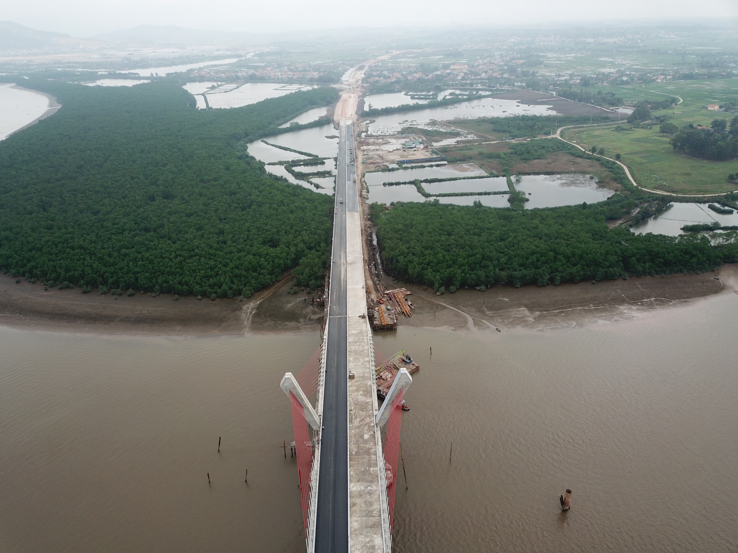 Cầu Bến Rừng gần 2.000 tỉ nối Hải Phòng - Quảng Ninh sắp thông xe - Ảnh 2.