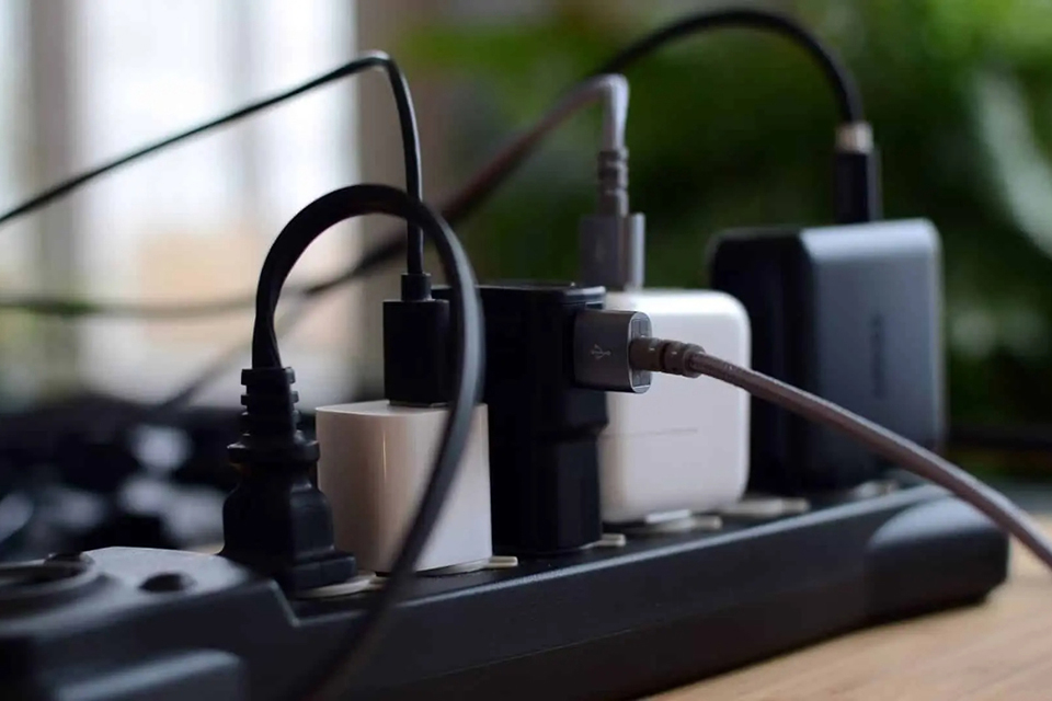 Điều gì xảy ra nếu vẫn cắm sạc điện thoại trong ổ cắm?