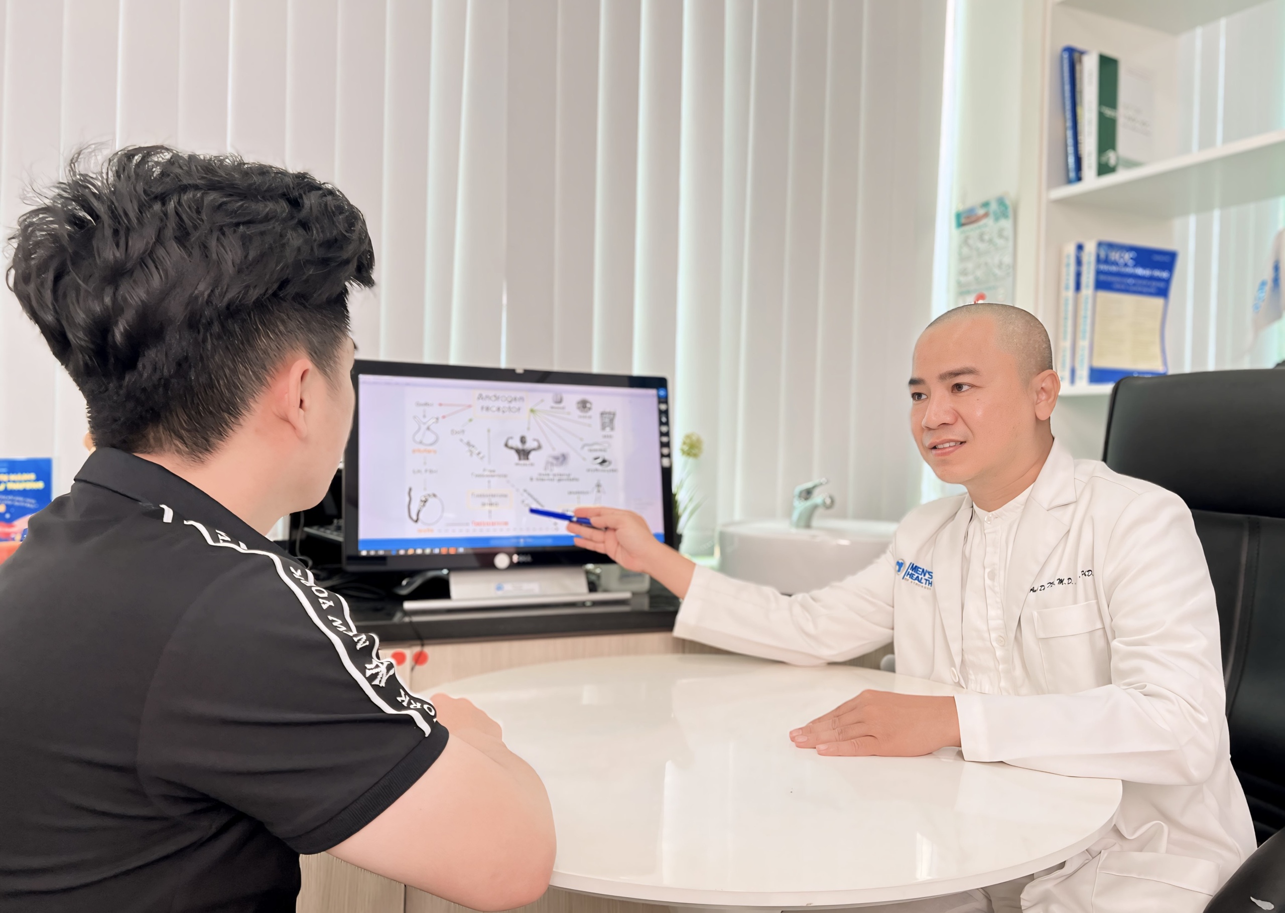 Gặp họa khi dùng máy hút chân không để 'làm to cậu nhỏ'- Ảnh 1. Bác sĩ Duy thăm khám cho một bệnh nhân