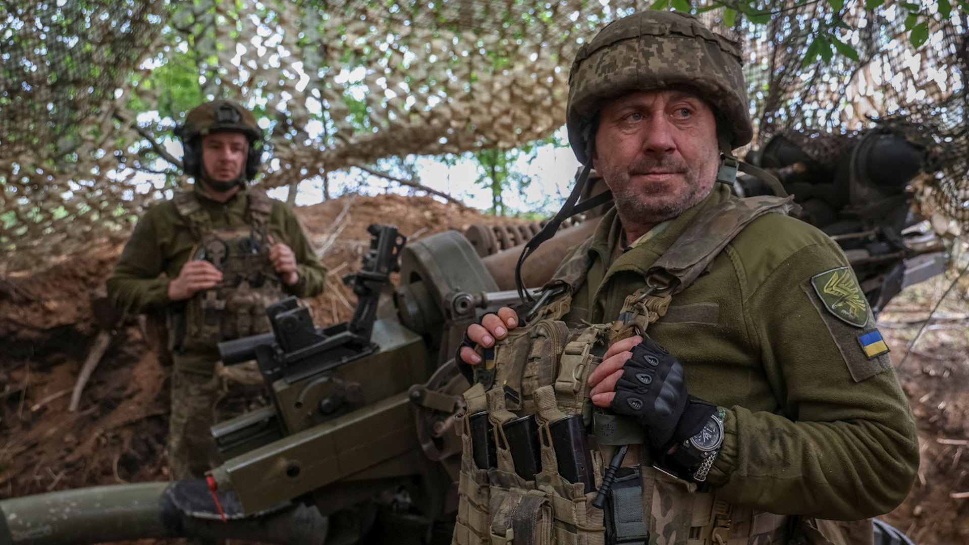 Quân nhân Ukraine chuẩn bị pháo L119 bắn về phía quân đội Nga ở khu vực Donetsk, ngày 21.4.2024