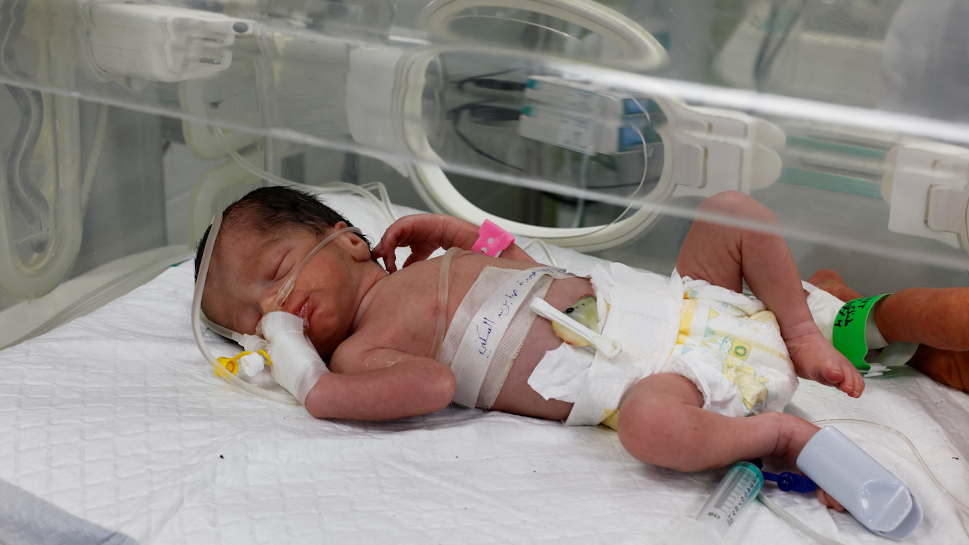 Bé gái được cứu khỏi bụng mẹ hiện nằm trong lồng ấp tại bệnh viện Al-Emirati ở Rafah (phía nam Dải Gaza), ngày 21.4.2024