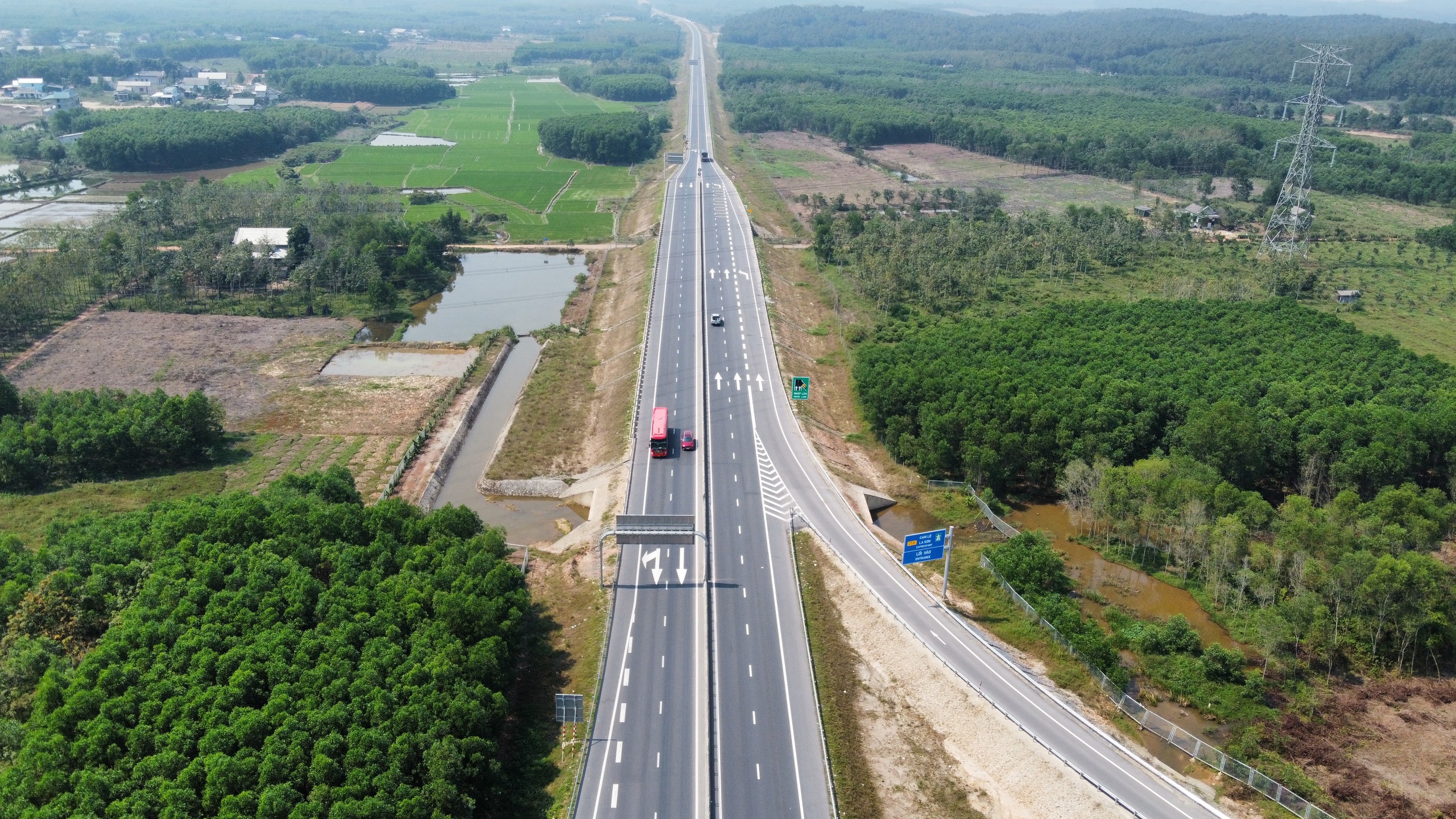 Thủ tướng Chính phủ đã chỉ đạo nghiên cứu để huy động các nguồn lực mở rộng cao tốc Cam Lộ - La Sơn lên 4 làn xe