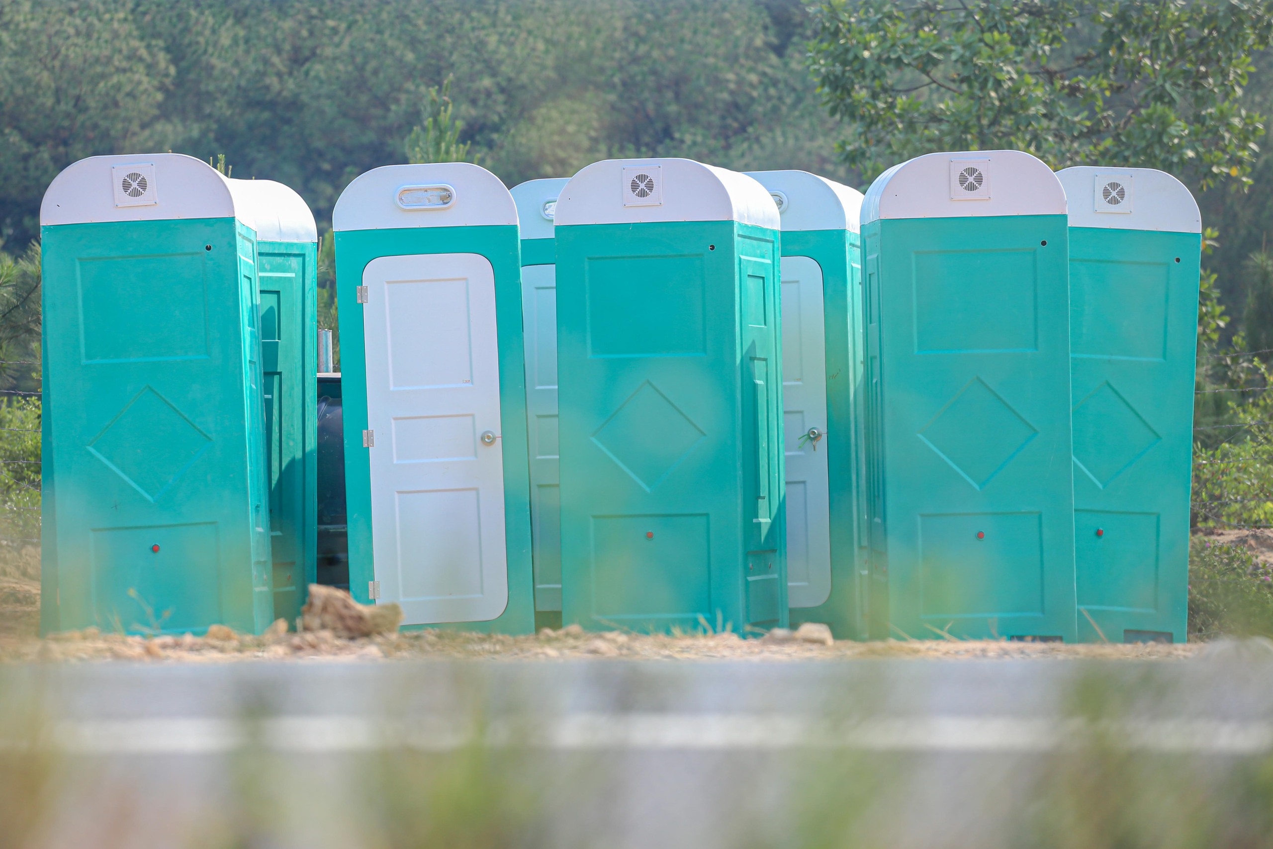 Một số nhà vệ sinh công cộng được chở đến công trường