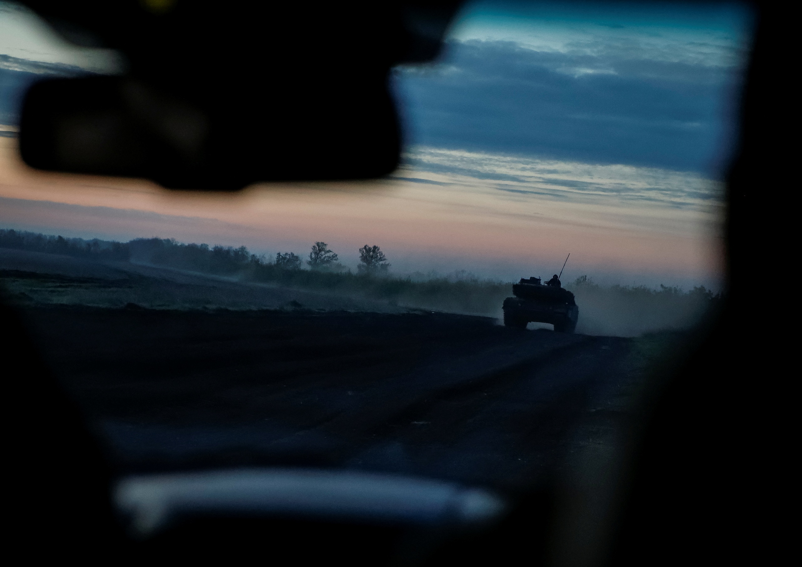 Quân nhân Ukraine lái xe tăng dọc con đường gần tiền tuyến ở khu vực Donetsk, (Ukraine), ngày 20.4.2024