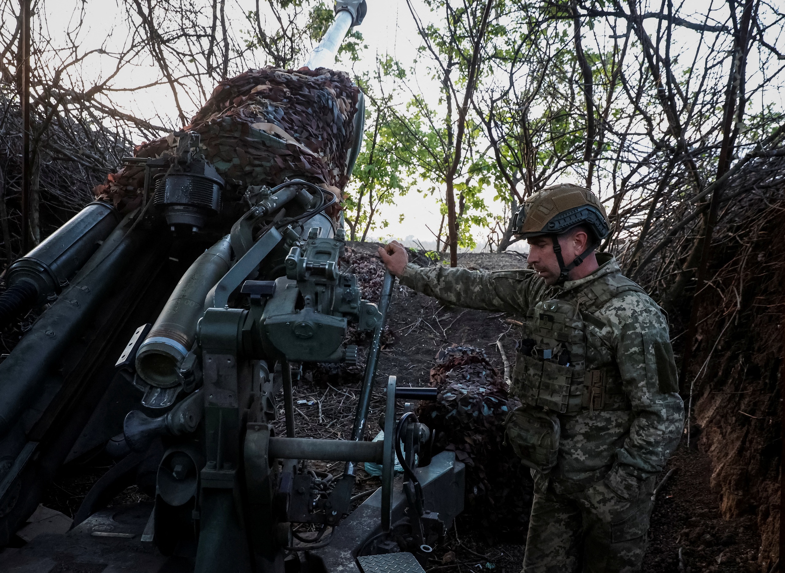 Một quân nhân thuộc lữ đoàn pháo binh riêng biệt số 1148 của Lực lượng tấn công đường không Ukraine chuẩn bị pháo M777 để bắn về phía quân đội Nga ở khu vực Donetsk (Ukraine), ngày 20.4.2024