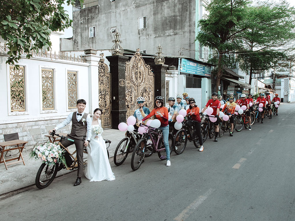 Đoàn rước dâu bằng xe đạp khiến nhiều người thích thú