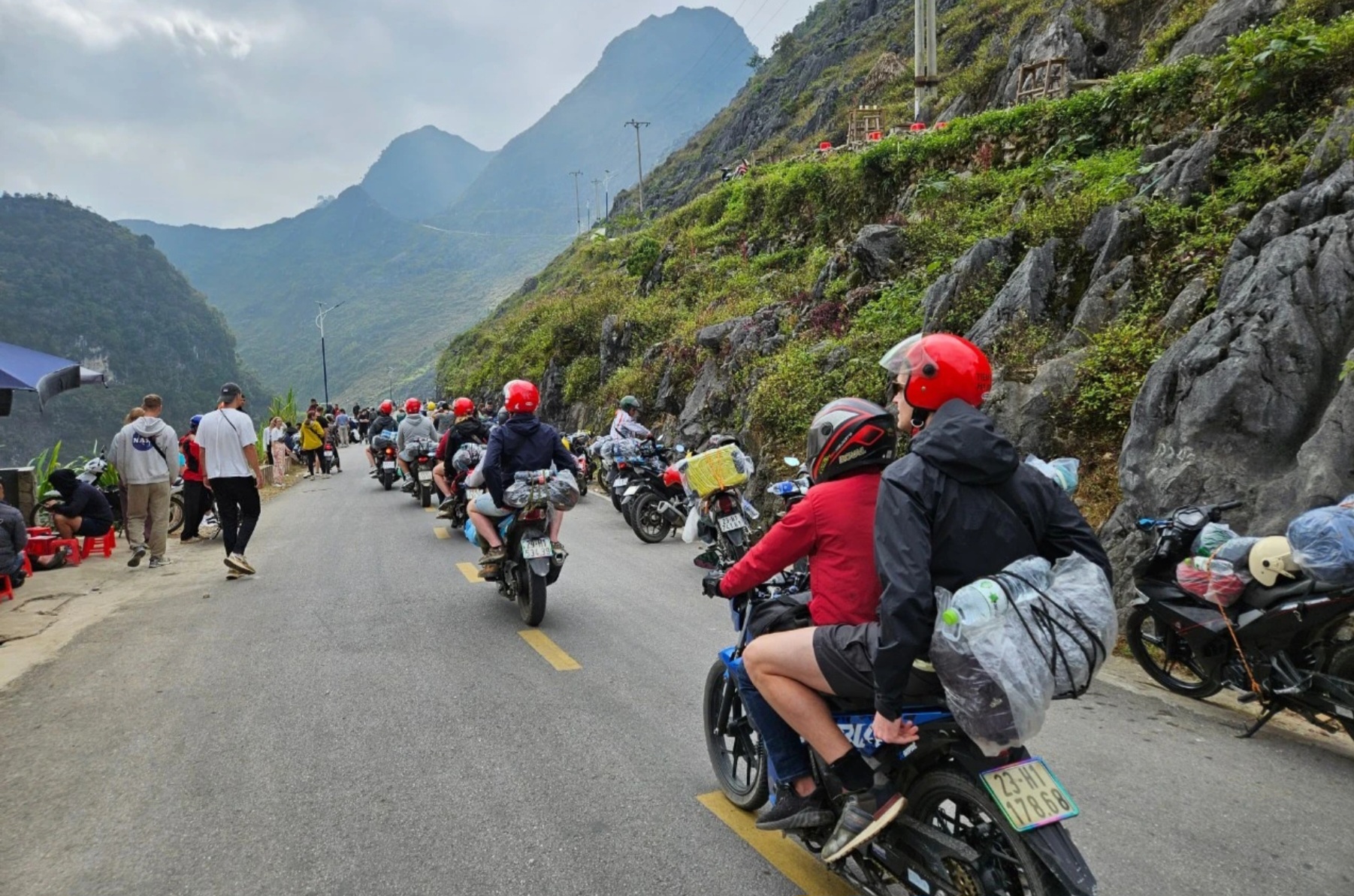 Du khách quốc tế khám phá cung đèo Hà Giang bằng xe máy