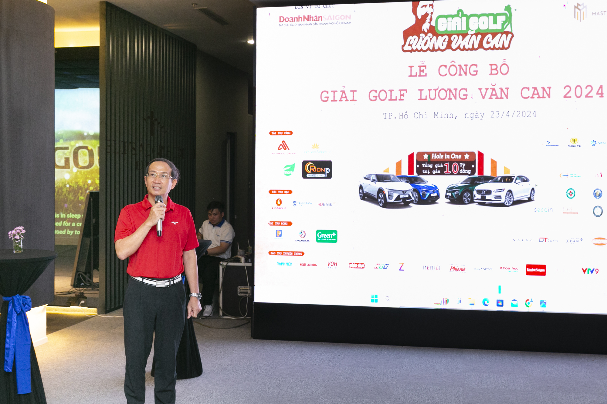 Ông Trần Hoàng - Tổng biên tập Tạp chí Doanh Nhân Sài Gòn giới thiệu về giải golf Lương Văn Can