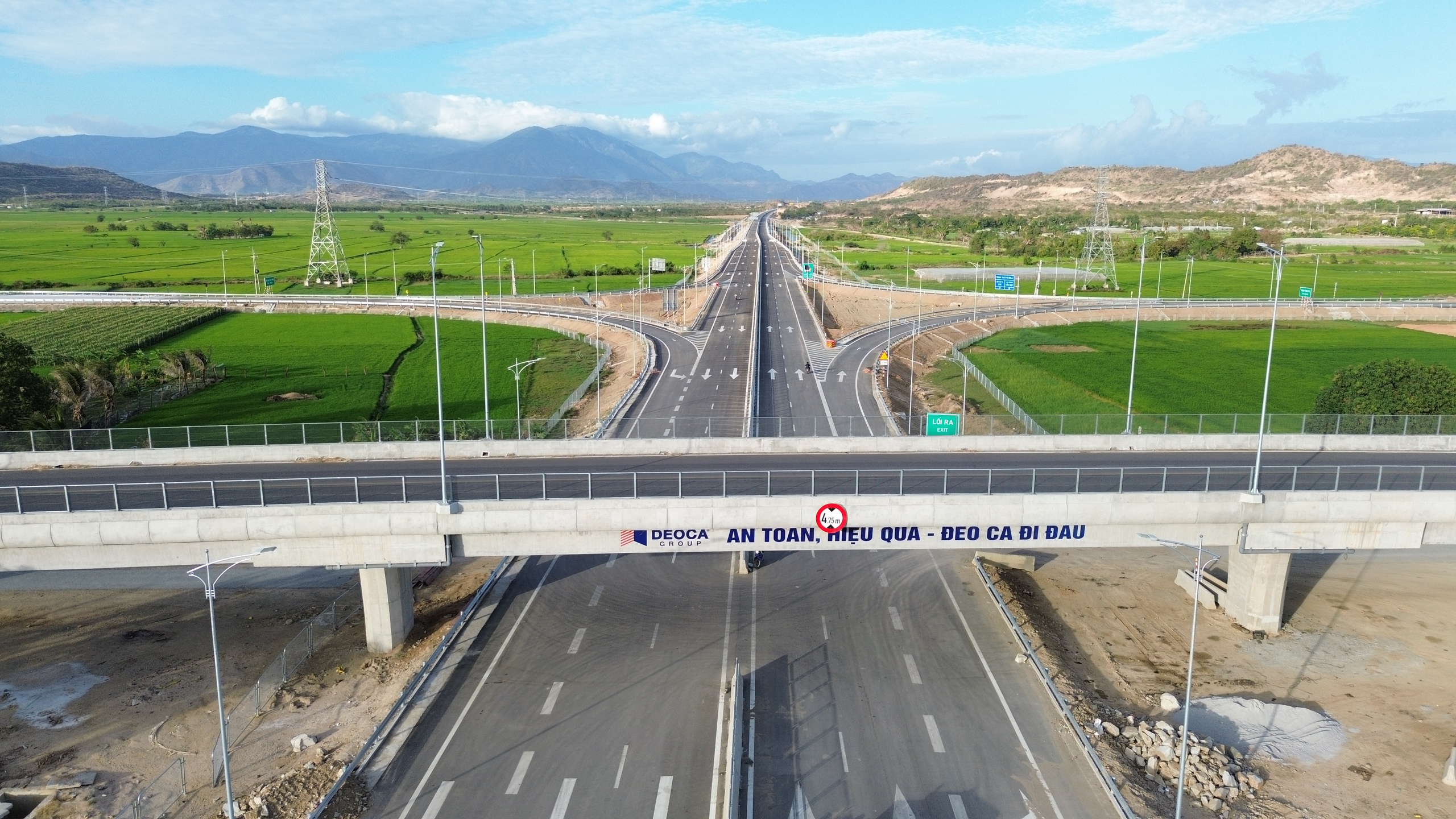 Autostrada Cam Lam - Vinh Hao: Opłaty za przejazd na całej trasie wahają się od 130 000 do 497 000 VND/przejazd - zdjęcie 1. Từ 0 giờ ngày 28.5, cao tốc Cam Lâm - Vĩnh Hảo chính thức thu phí
