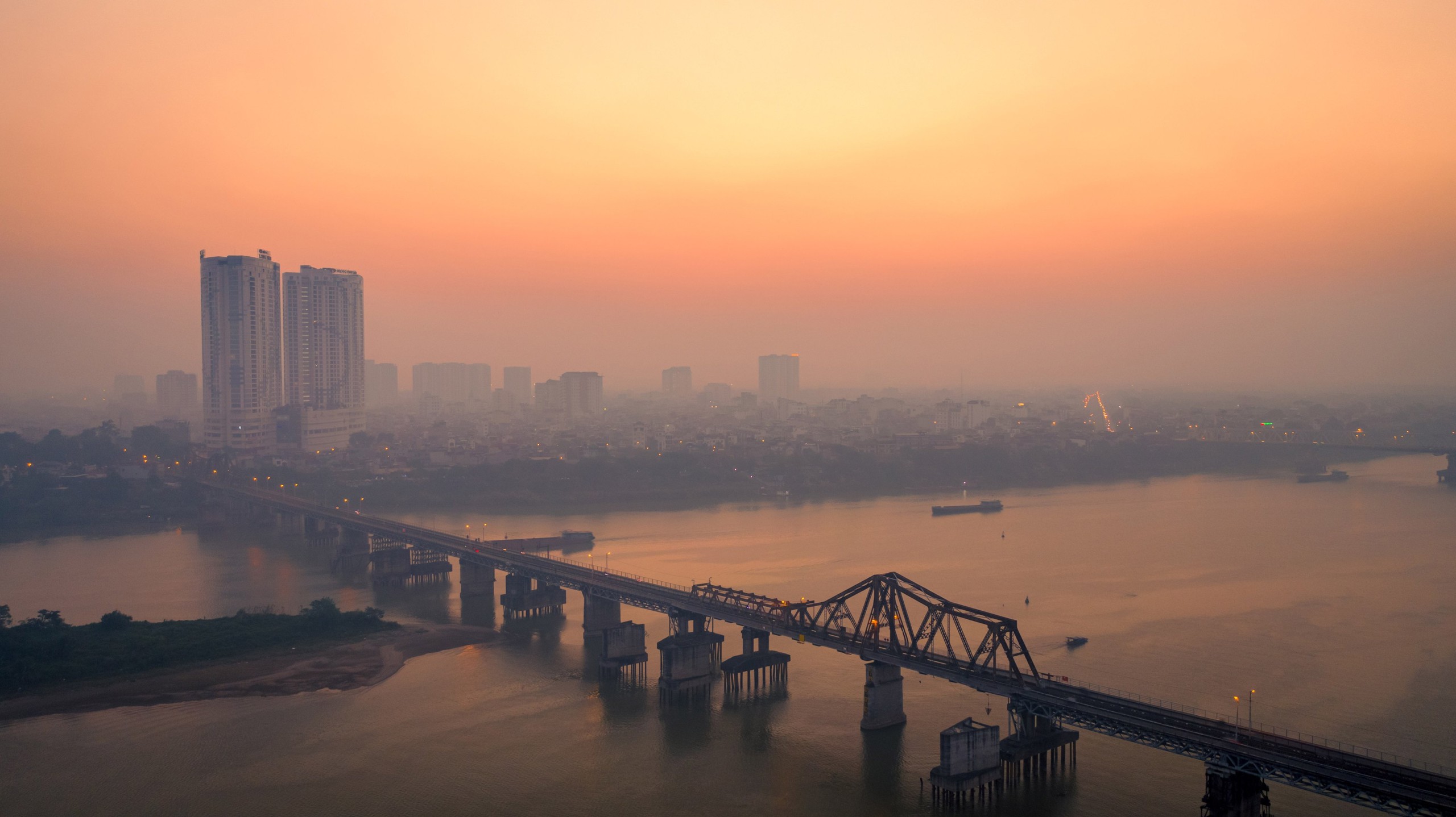 Cây cầu Long Biên cổ xưa trong buổi sớm mai