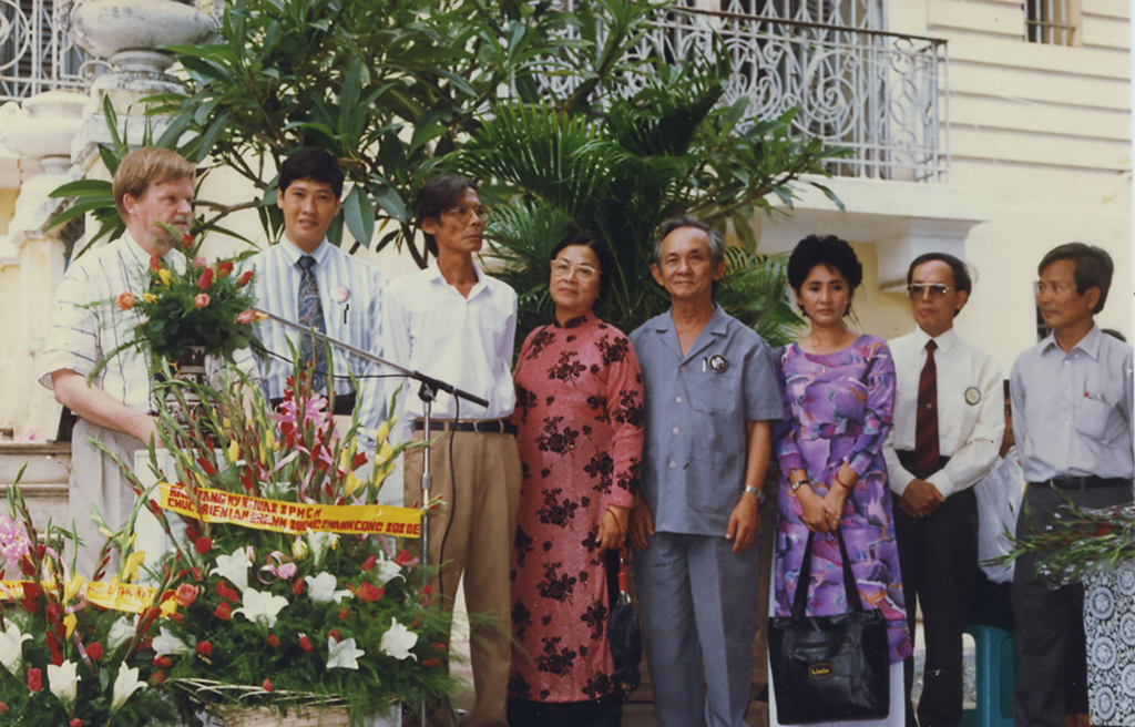 David trong khai mạc triển lãm Nhìn từ hai phía tại Bảo tàng Mỹ thuật TP.HCM