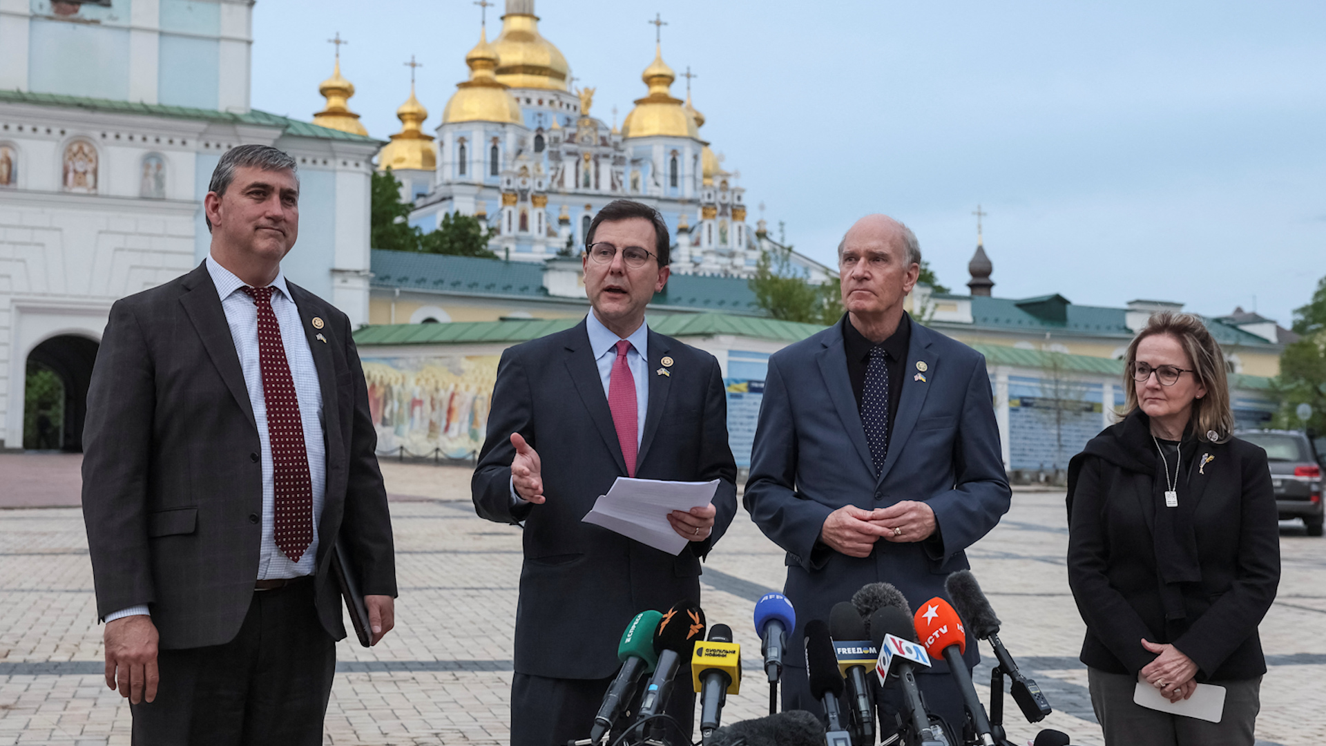 Các nghị sĩ Mỹ (từ trái qua): Nathaniel Moran, Bill Keating, Thomas Kean Jr. và Madeleine Dean đến thăm thủ đô Kyiv (Ukraine), ngày 22.4.2024
