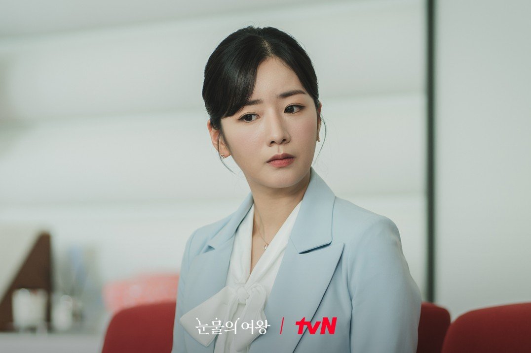 Trong Nữ hoàng nước mắt, Yoon Bomi đảm nhận vai thư ký Na Chae Yeon, đồng thời là người bạn trung thành và thân cận với nữ chính Hong Hae In (Kim Ji Won). Thời lượng lên hình không nhiều, nhưng nhân vật này chiếm cảm tình đông đảo khán giả nhờ tính cách đáng yêu và loạt biểu cảm hài hước