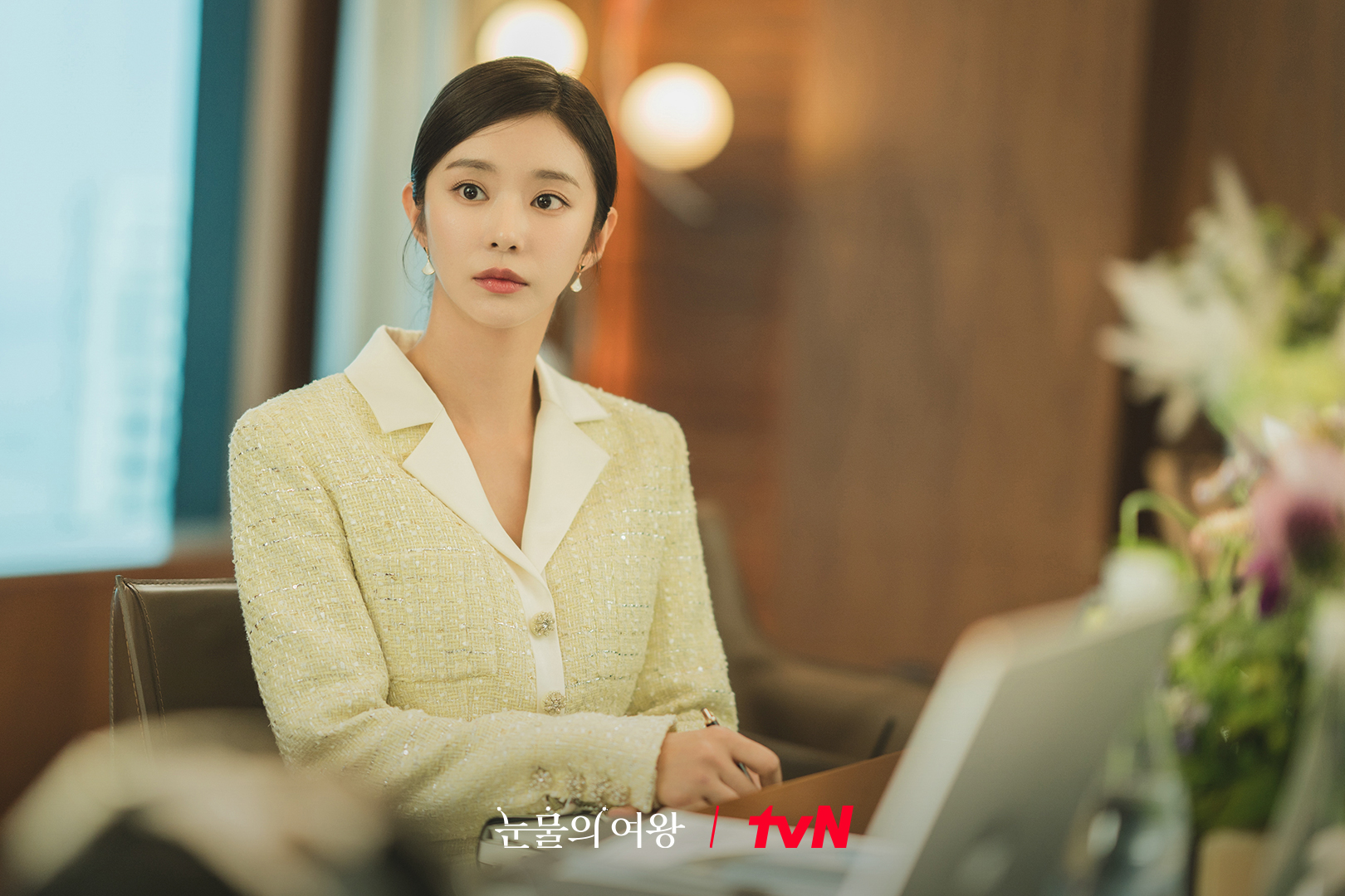 Ở Nữ hoàng nước mắt, Lee Joo Bin đảm nhận vai Cheon Da Hye, vợ của Hong Soo Cheol (Kwak Dong Yeon). Ban đầu, nhân vật này theo nhóm phản diện, phe mẹ con nhà Mo Seul Hee (Kim Mi Sook) - Yoon Eun Sung (Park Sung Hoon) độc ác để tiếp tay hãm hại gia đình họ Hong