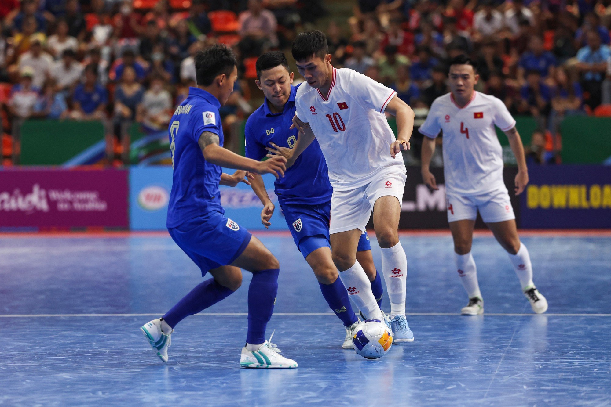 Đội tuyển futsal VN (phải) cần chắt chiu cơ hội trước Uzbekistan