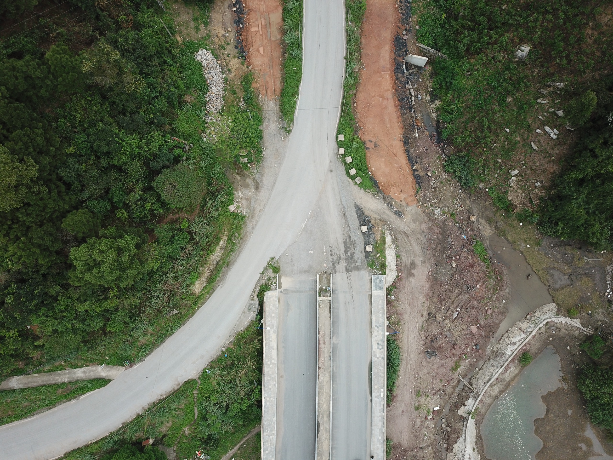 Hơn 3 năm làm không xong 9,5 km đường ở Vân Đồn- Ảnh 5.