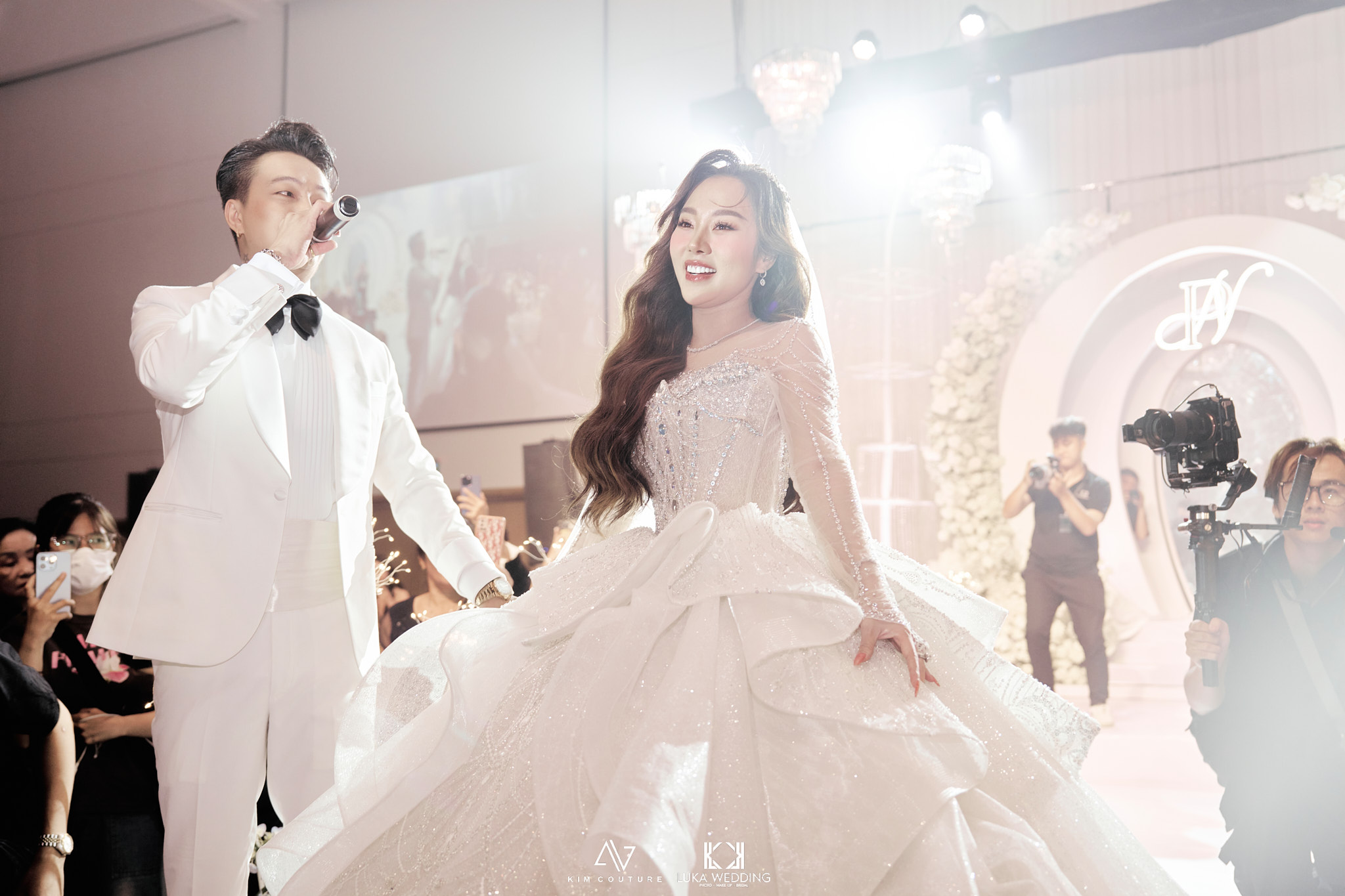 Lấy ý tưởng từ lời ca khúc Hành trình yêu em được cựu thành viên HKT hát tặng vợ trong đám cưới, Kim Anh tạo nên mẫu váy với điểm nhấn là chi tiết trái tim “nửa kín nửa hở