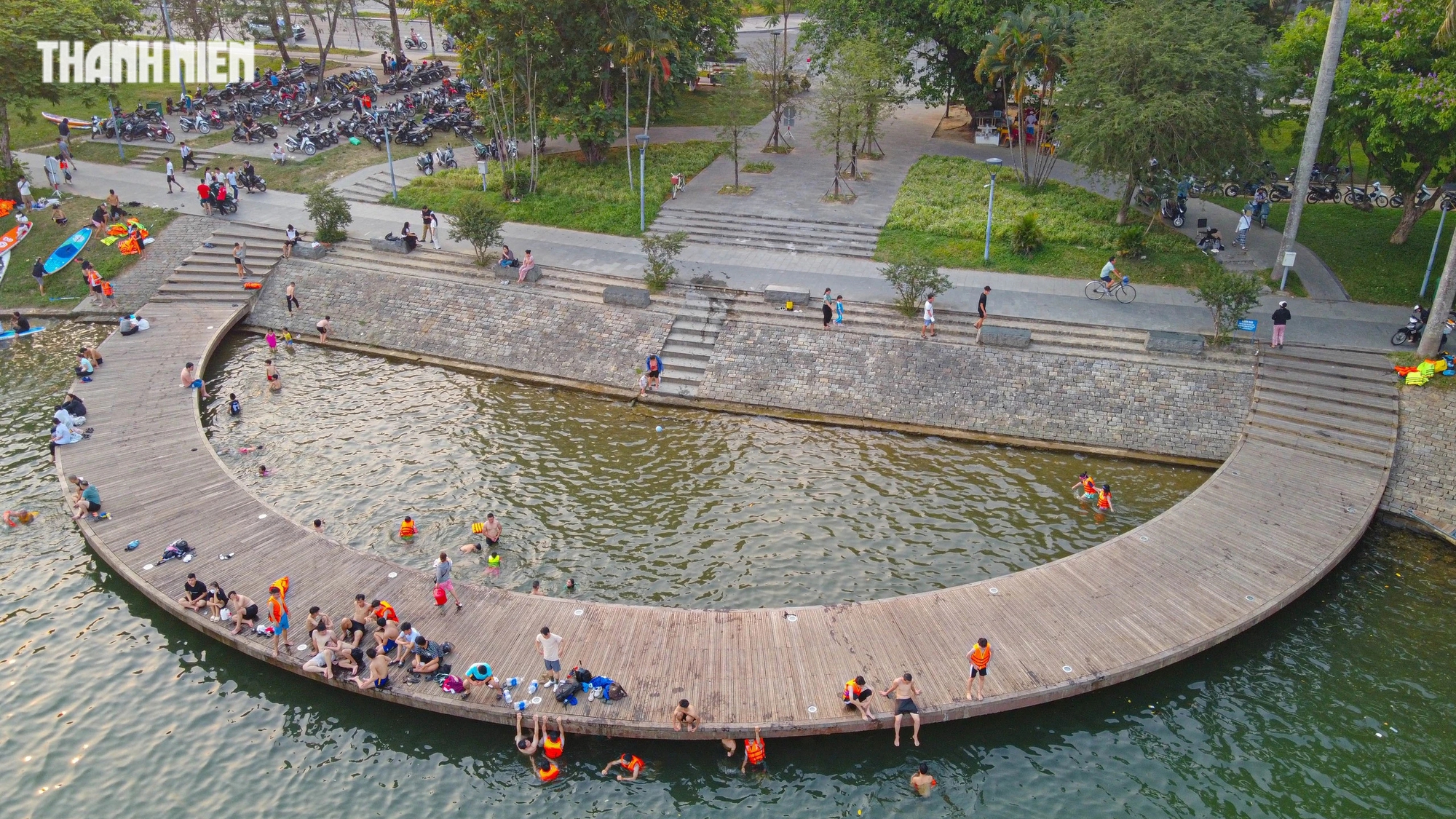 Nhiều người Huế đến cầu bán nguyệt bên sông Hương để tắm