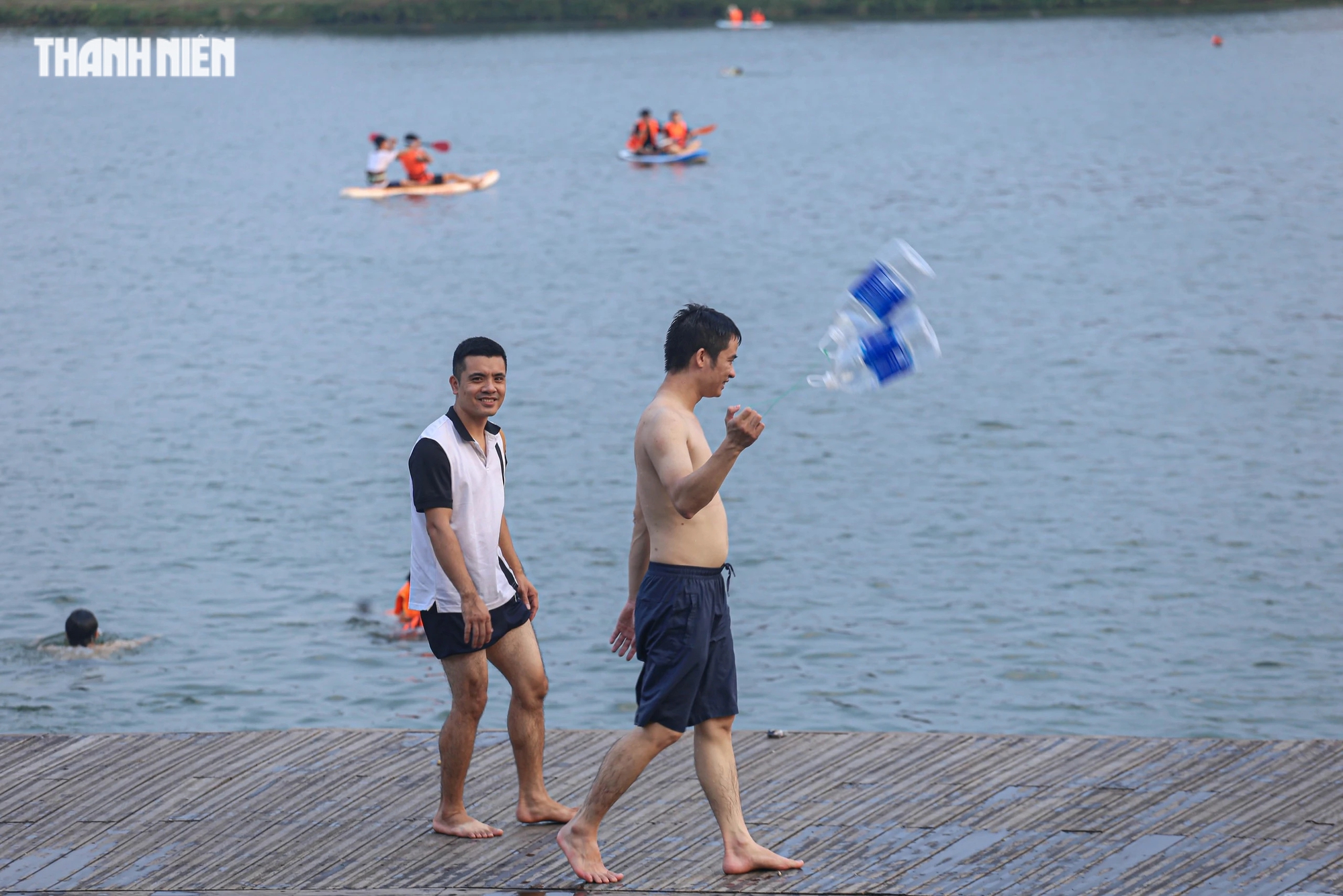 Một số người dân mang theo chai nhựa để tắm sông