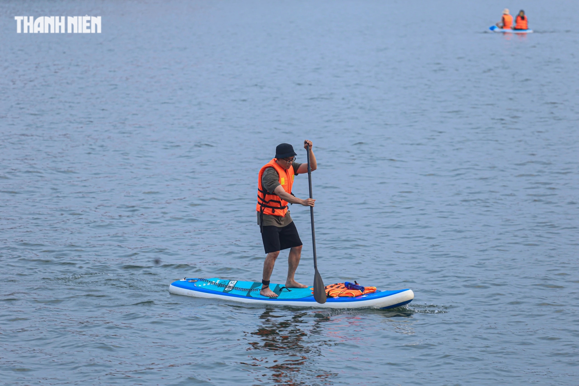 Ngoài tắm sông, chèo SUP trên sông Hương là một bộ môn rèn luyện sức khỏe