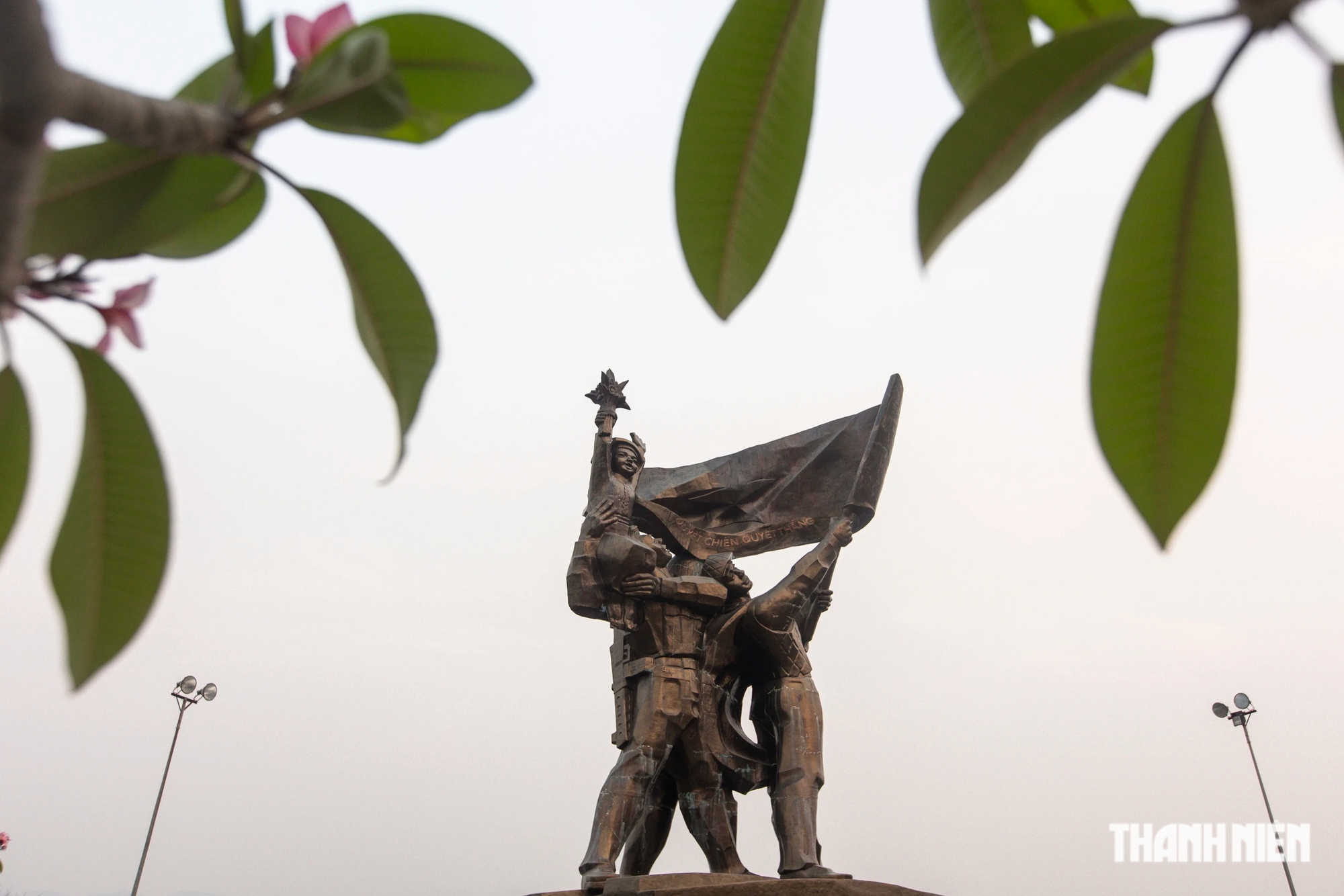 Tượng đài Chiến thắng Điện Biên Phủ là tượng đài bằng đồng lớn nhất Việt Nam hiện nay. Công trình được hoàn thành nhân kỷ niệm 50 năm chiến thắng Điện Biên Phủ (năm 2004). Hiện công trình là điểm tham quan không thể không đến của khách du lịch và người dân Điện Biên.