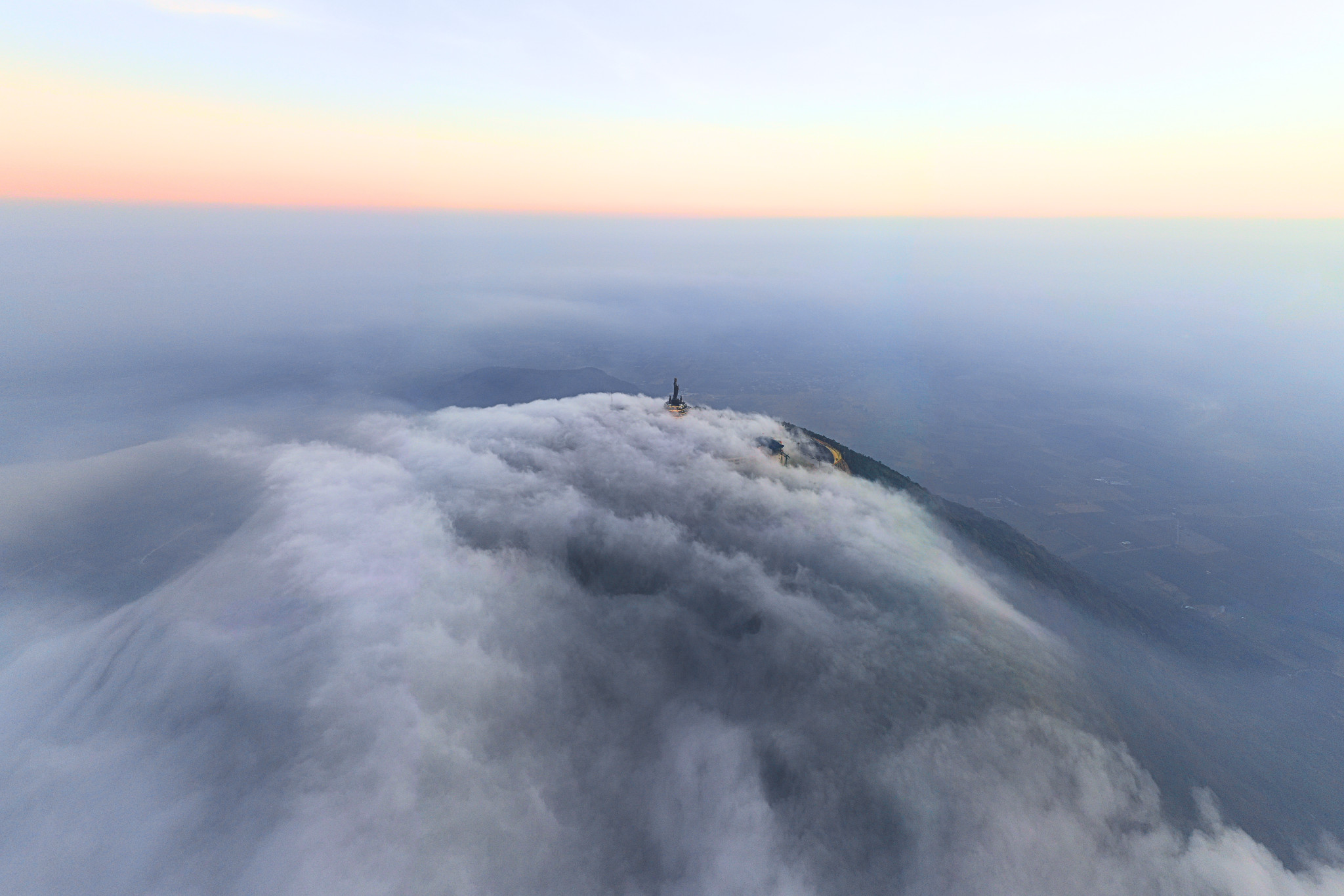 Núi Bà Đen đang trong mùa mây đẹp nhất trong năm
