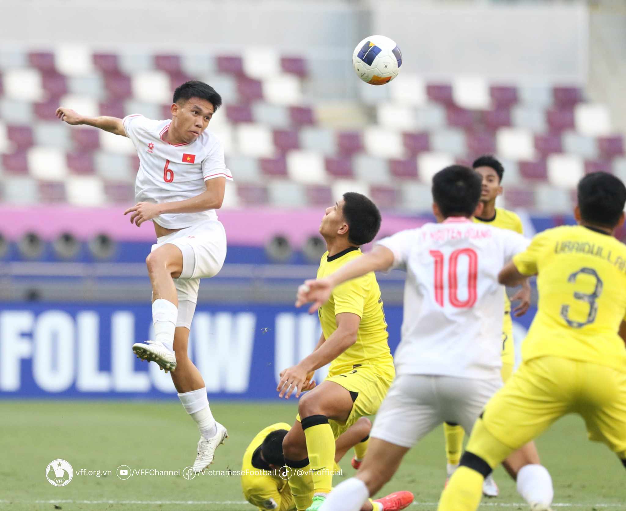 Võ Hoàng Minh Khoa đánh đầu trong trận thắng đội U.23 Malaysia