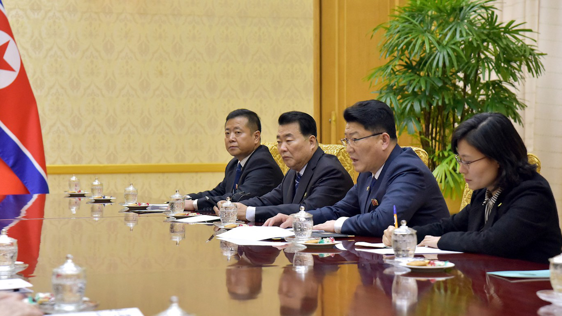 Bộ trưởng phụ trách quan hệ kinh tế đối ngoại Yun Jong-ho phát biểu trong cuộc gặp với Bộ trưởng Tài nguyên Nga Alexander Kozlov tại Bình Nhưỡng (Triều Tiên), ngày 15.11.2023