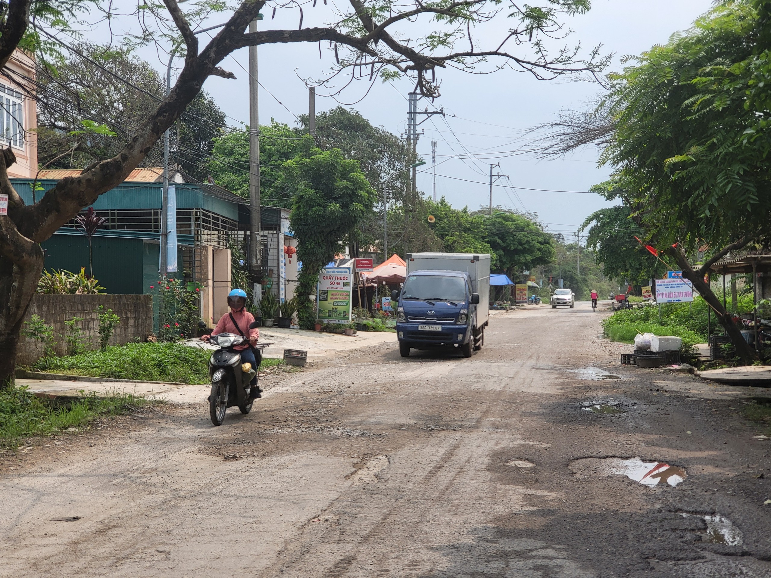 Nhiều năm nay người dân, du khách khi đến Vân Đồn phải lưu thông trên mặt đường bị băm nát