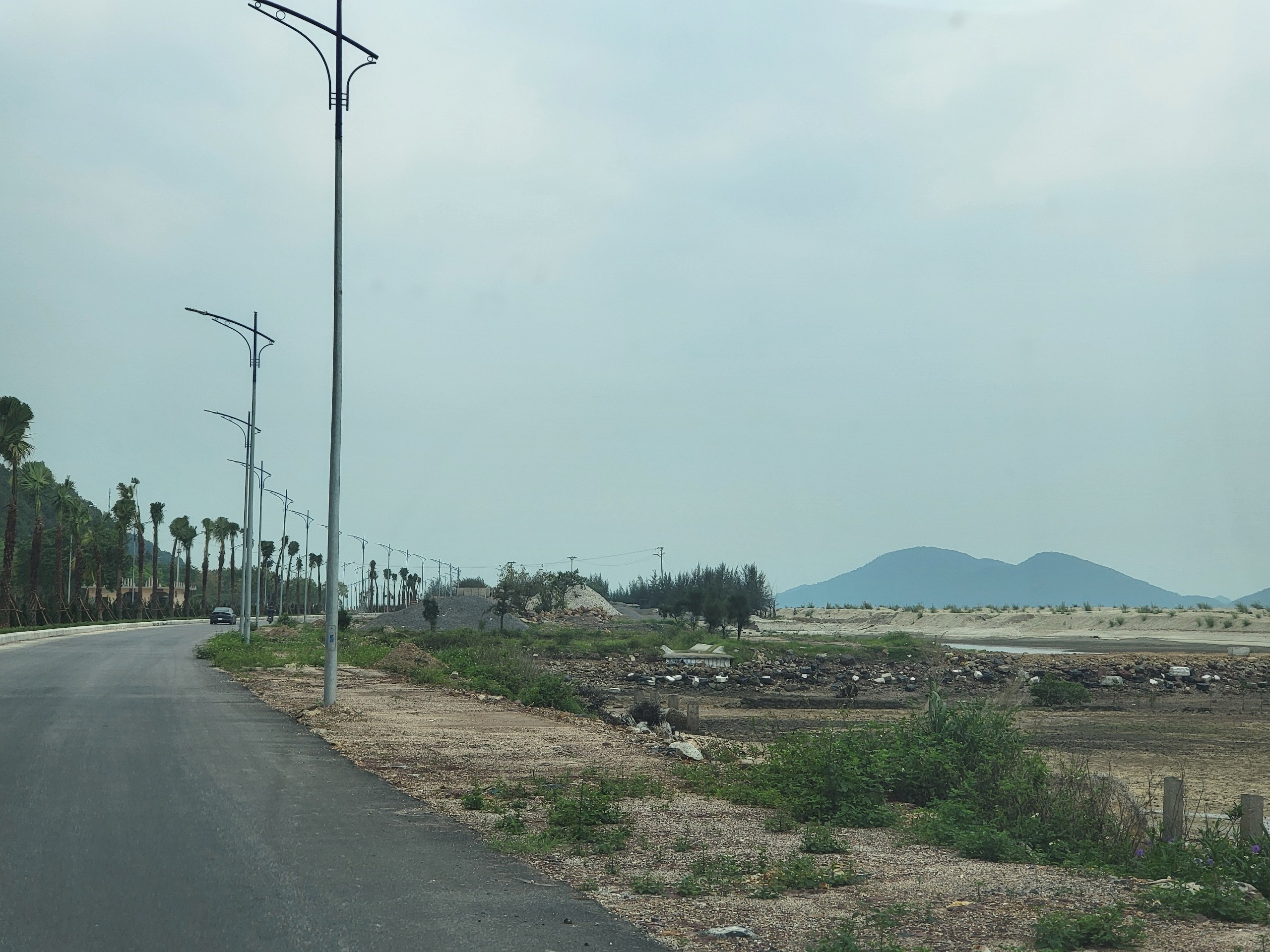 Hơn 3 năm làm không xong 9,5 km đường ở Vân Đồn- Ảnh 8.