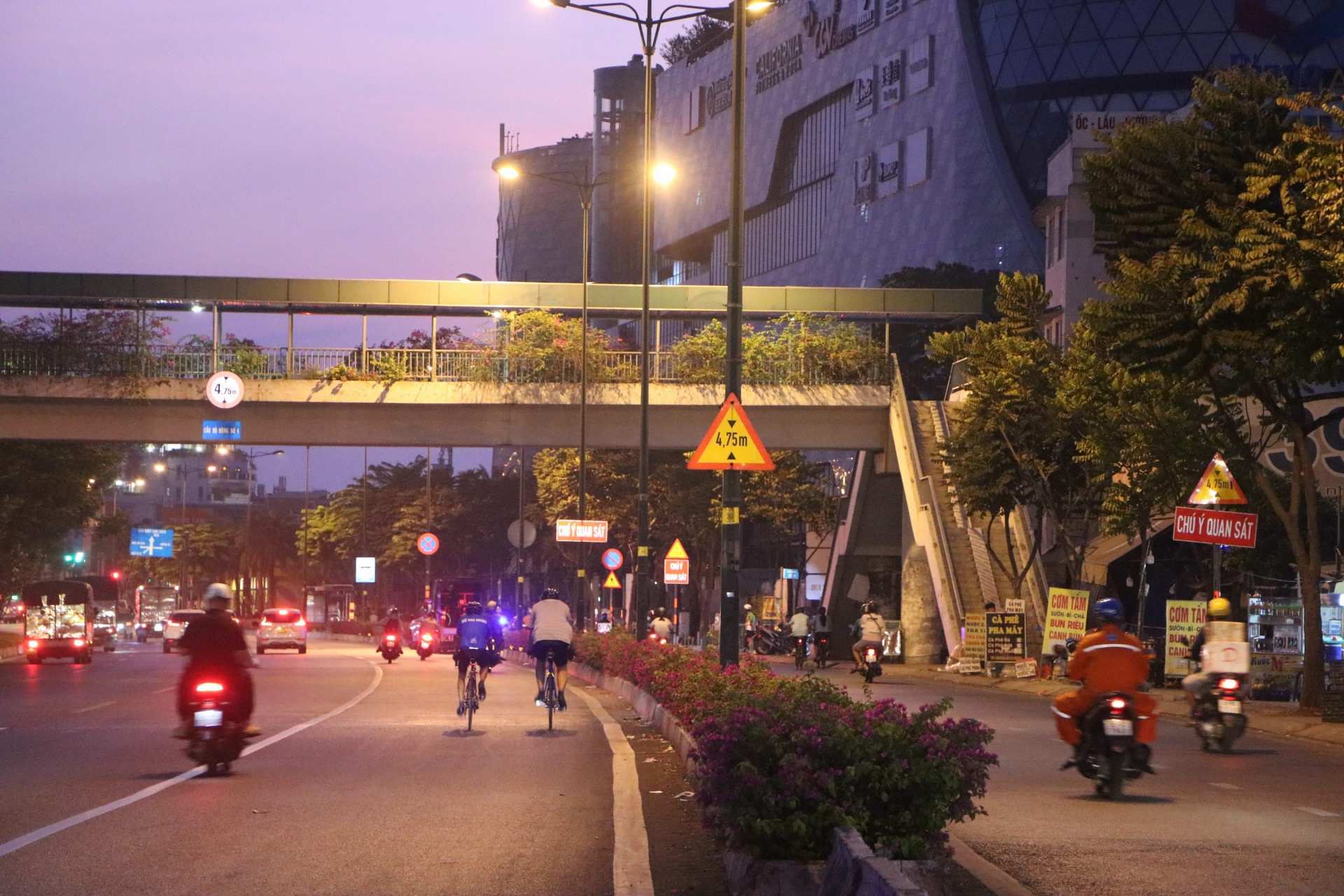 Hơn 4 giờ sáng, CSGT phát hiện nhiều trường hợp người đạp xe tập thể dục đi vào làn đường dành cho ô tô nên mời vào chốt để lập biên bản vi phạm, tạm giữ xe