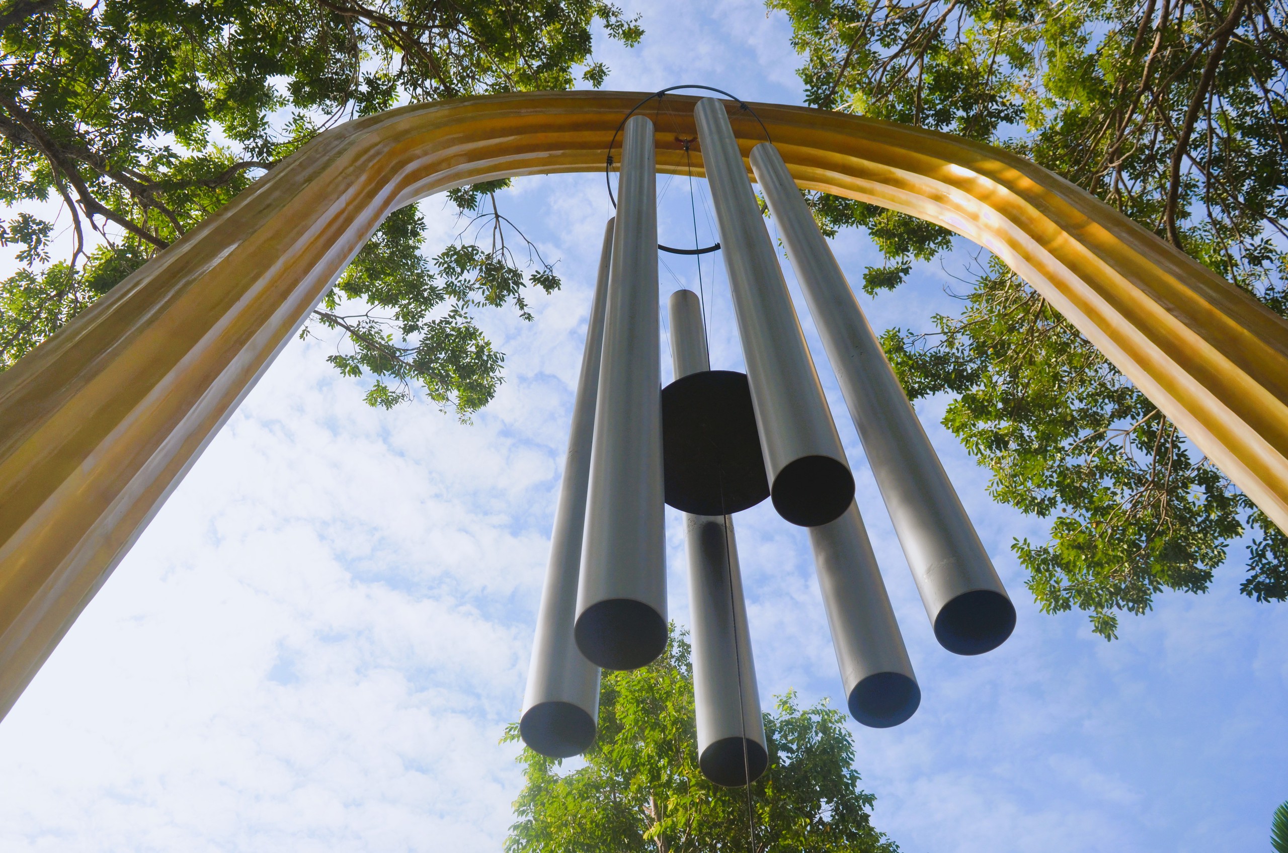 Tháp chuông gió Tà Cú với 6 ống chuông khổng lồ kết hợp với những chuông gió nhỏ chung quanh tạo nên bản hòa âm của sự 