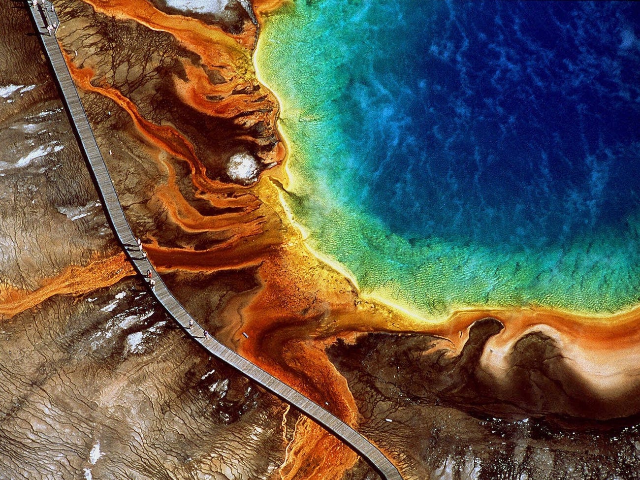 Grand Prismatic Spring ở Yellowstone là suối nước nóng lớn nhất ở Mỹ. Atlas Obscura đưa tin, vi khuẩn đầy màu sắc phát triển mạnh bên trong hồ, tạo nên những vòng cầu vồng tuyệt đẹp