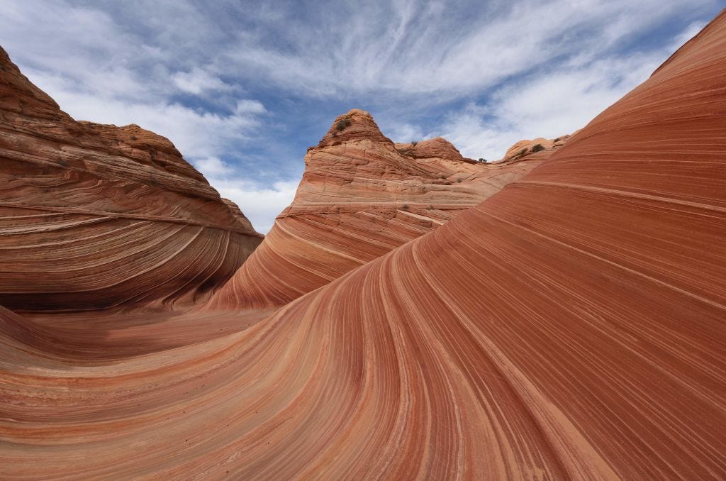 Sóng ở Coyote Buttes North, Arizona, được hình thành do sự thoát nước và xói mòn bởi gió trong sa thạch. Bức ảnh chụp ở đây trở nên cực kỳ nổi tiếng khi Microsoft đưa nó vào các lựa chọn hình nền máy tính vào năm 2009,  thành hiện tượng trên toàn thế giới. Địa điểm này hiện hạn chế du khách