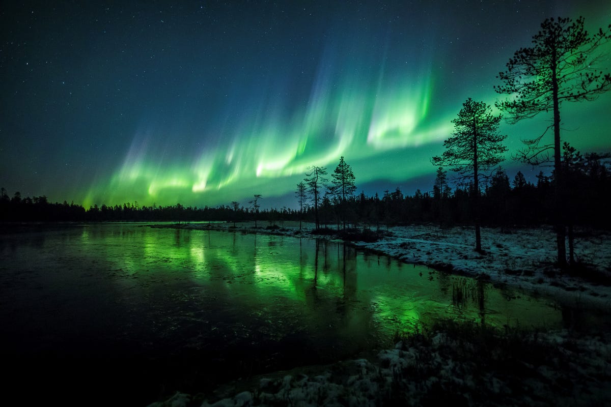 Bắc Cực quang có thể được nhìn thấy gần Vòng Bắc Cực ở Alaska, Canada, Iceland, Greenland, Na Uy, Thụy Điển và Phần Lan