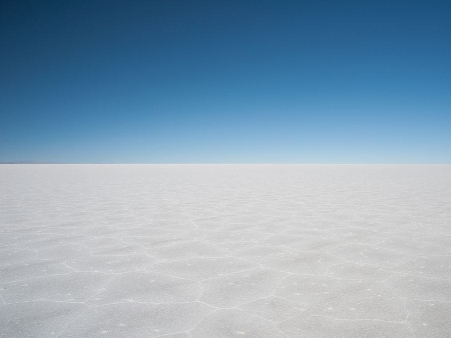 Không có gì được photoshop trong bức ảnh cánh đồng muối Uyuni ở Bolivia này, nó thực sự trống rỗng đến mức đó. Cánh đồng muối lớn nhất thế giới có bề mặt mở rộng hoàn hảo để tạo ra ảo ảnh quang học phù hợp với bối cảnh. Theo Cơ quan Khảo sát địa chất Mỹ, nơi này cũng chứa khoảng 15% lượng lithium của thế giới