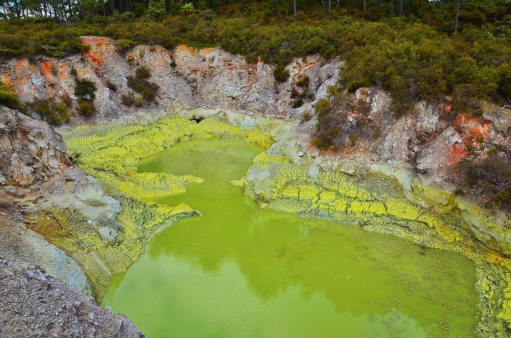 Bể địa ngục ở New Zealand thực sự rực sáng màu xanh lá cây. Đây là bể địa nhiệt có màu từ trầm tích lưu huỳnh