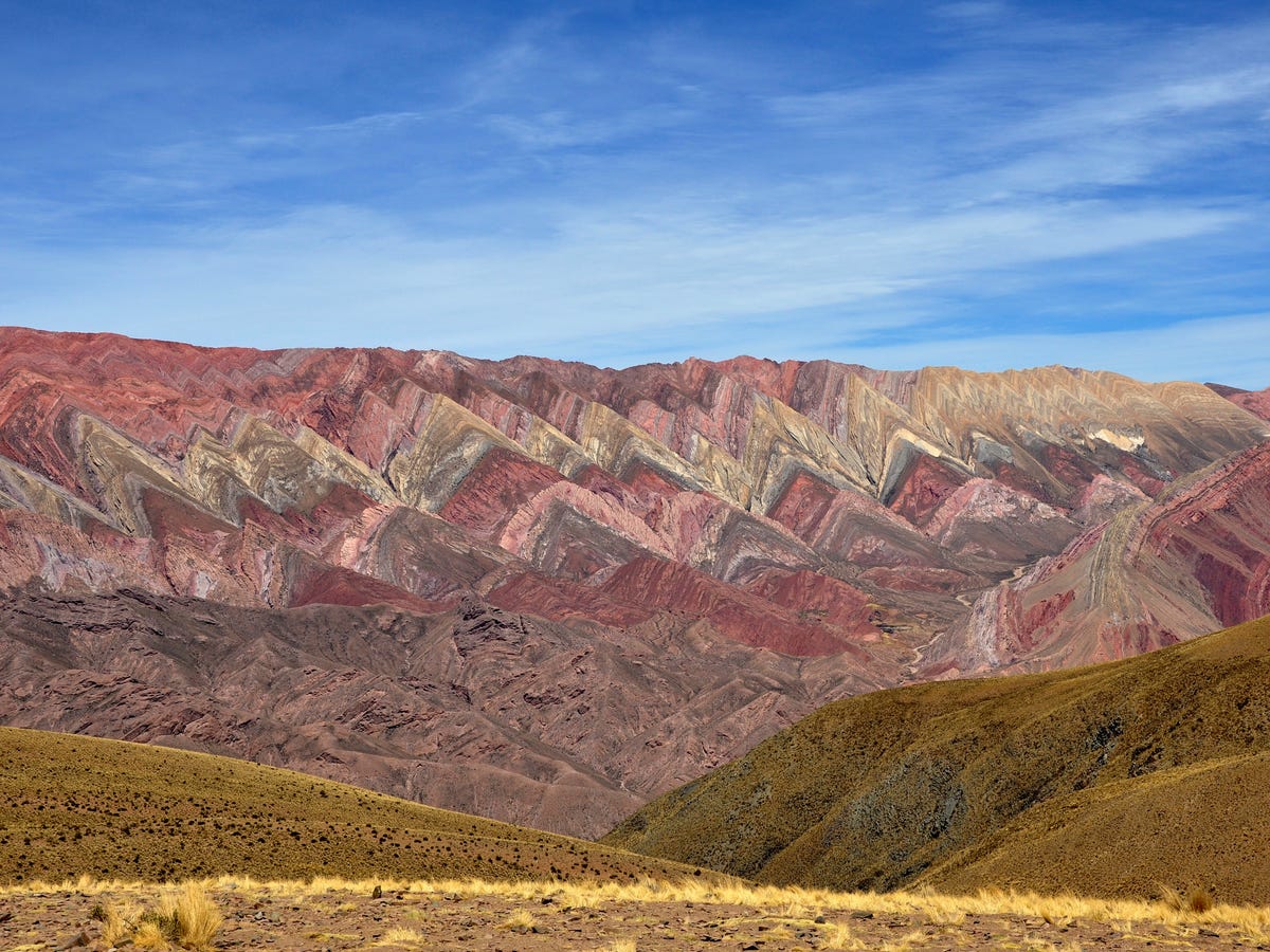 Dãy núi Serrania de Hornocal ở thung lũng Quebrada de Humahuaca của Argentina tự hào có những lớp đá vôi đầy màu sắc. Thung lũng Quebrada de Humahuaca là di sản thế giới được UNESCO công nhận